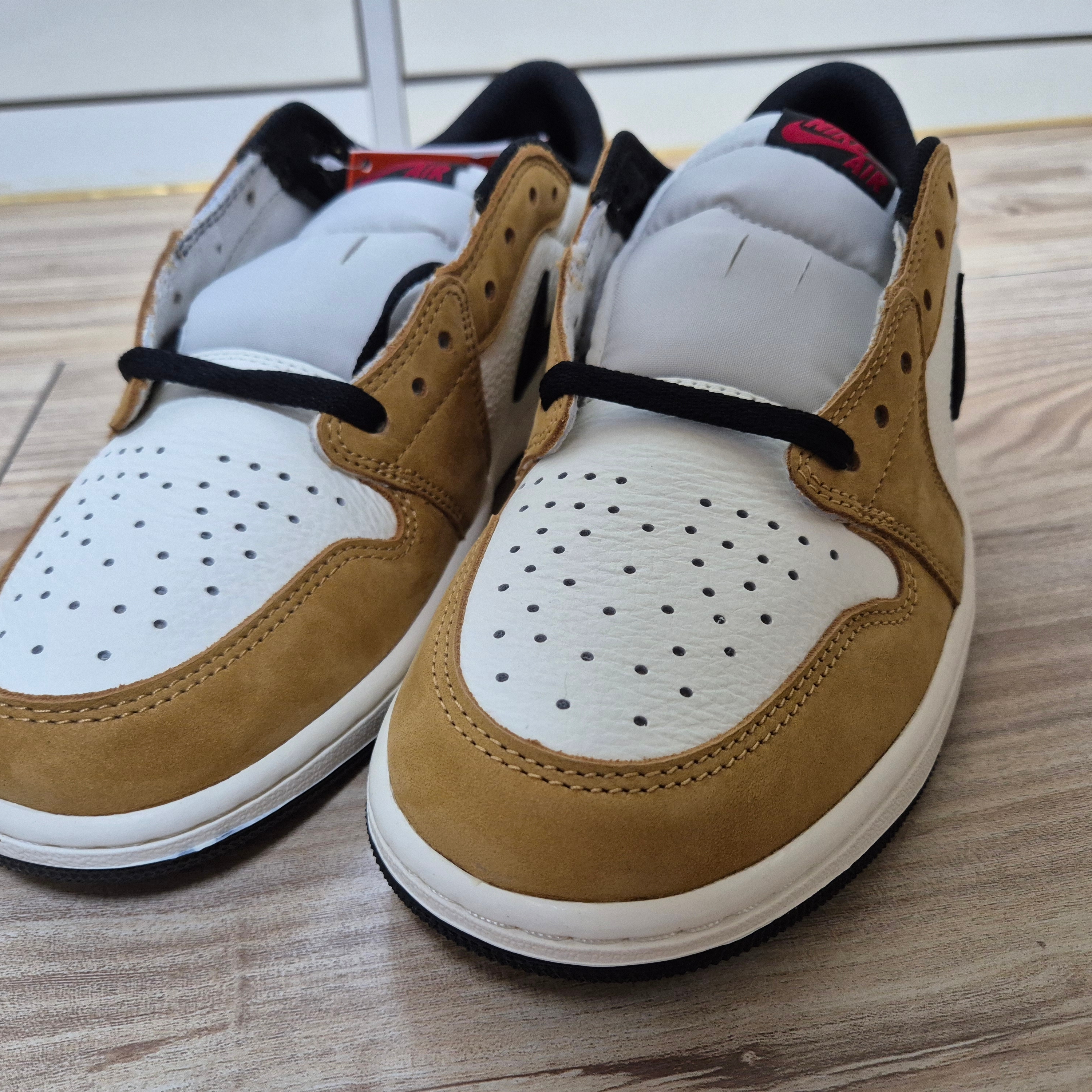 Jordan 1 Low OG Sail and Golden Harvest 착용 스타일 - 2