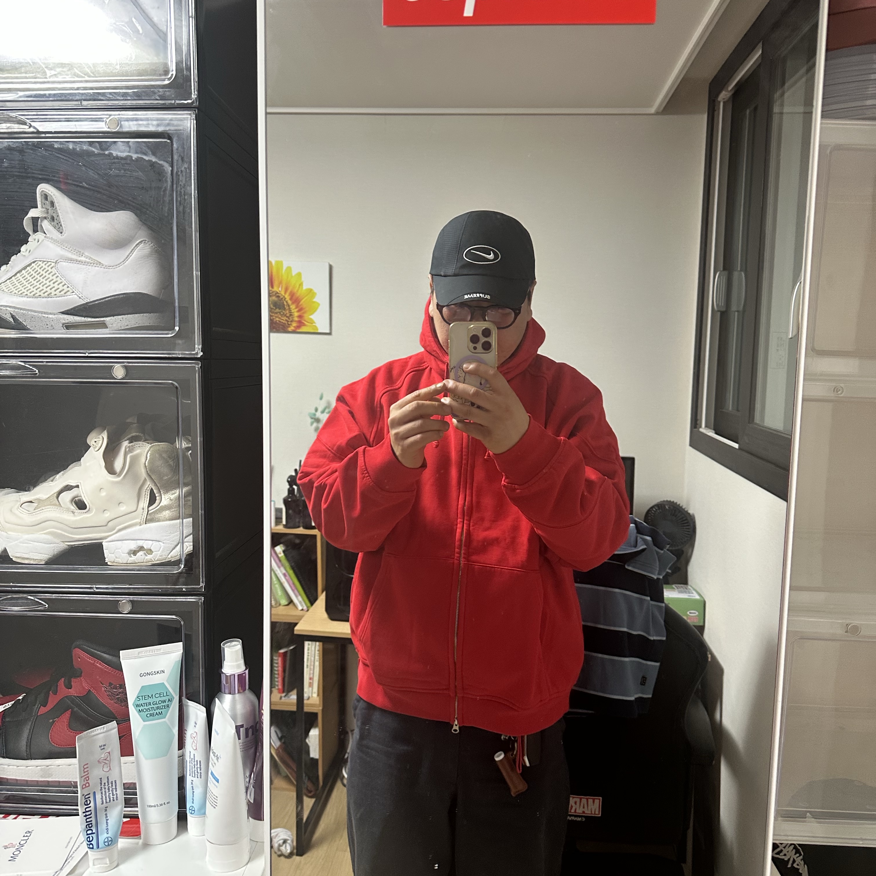 Supreme x Nike Zip Up Hooded Sweatshirt Red - 25SS, Supreme x Nike Running Hat Black - 25SS 착용 스타일