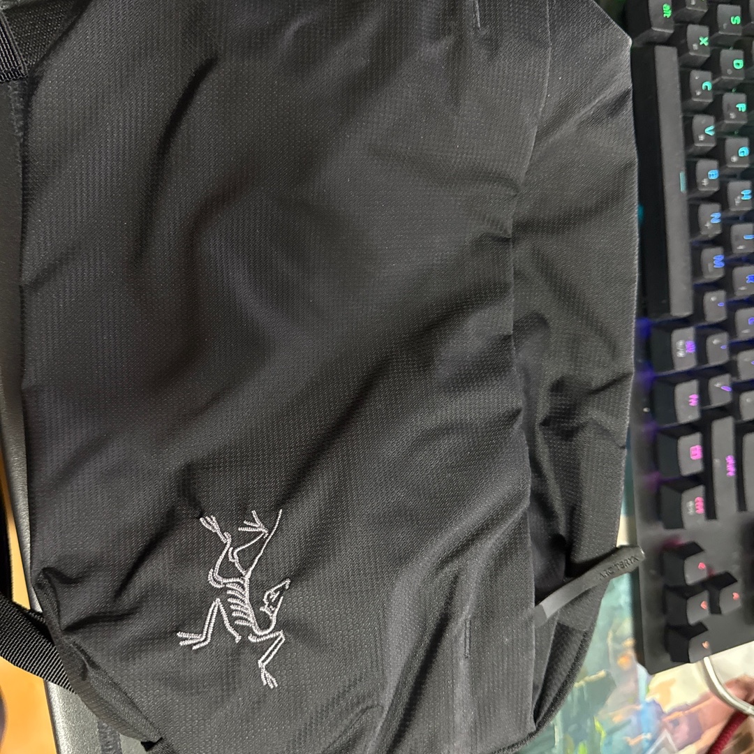 Arc'teryx Heliad 6 Crossbody Bag Black 착용 스타일