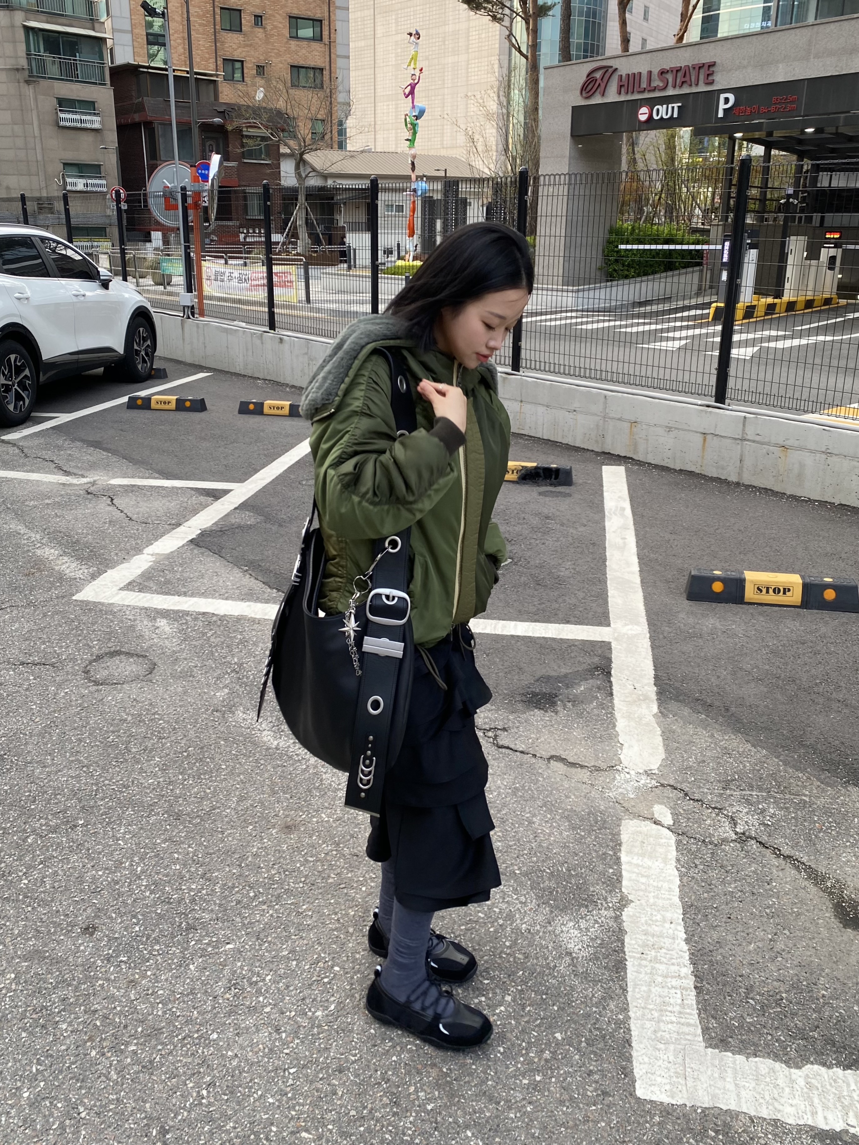Vacant Archive Bella Wide Strap Hobo Bag Black 착용 스타일