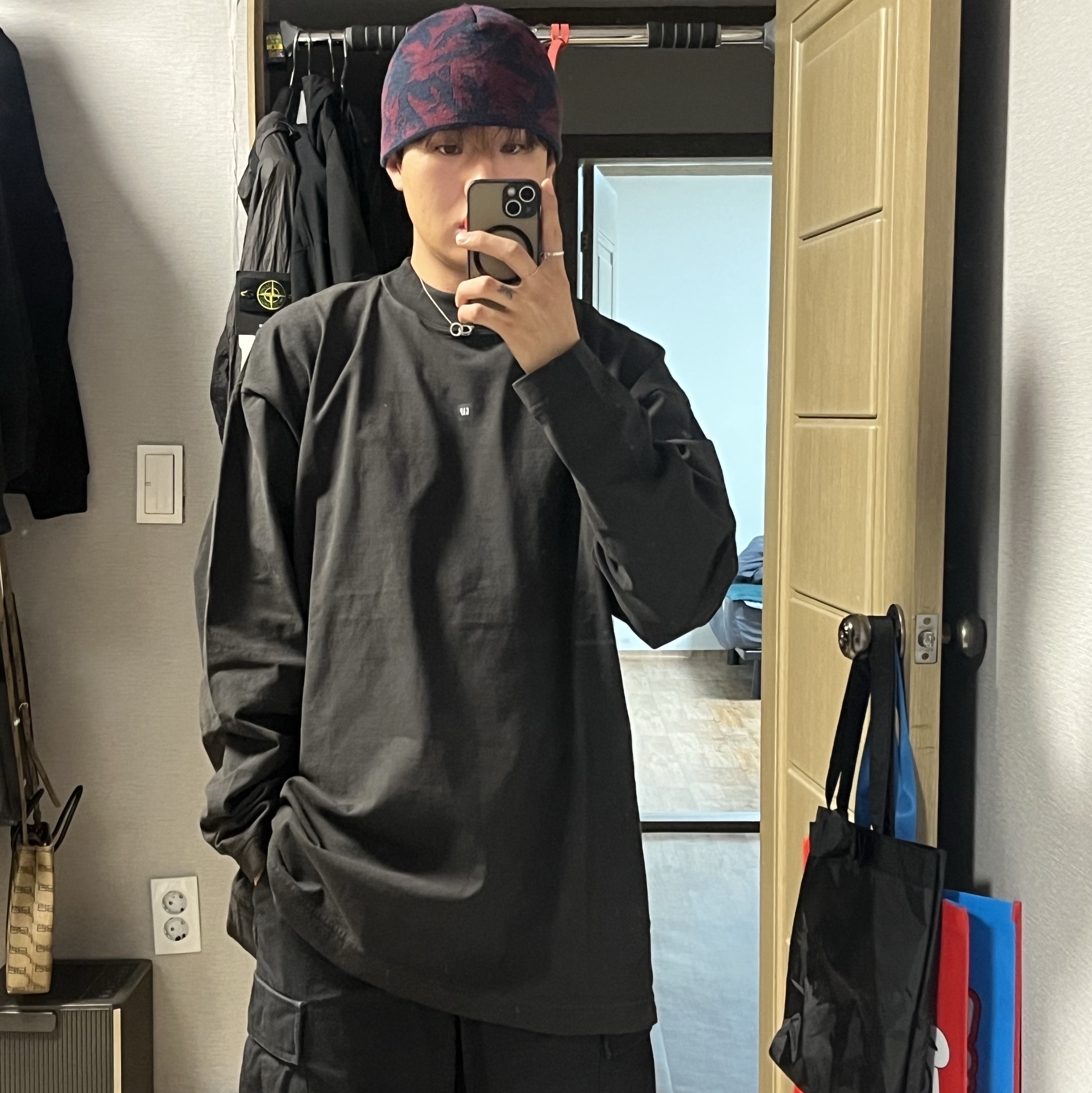 Yeezy Gap Engineered By Balenciaga Logo Long Sleeve T-Shirt Black 착용 스타일 - 2