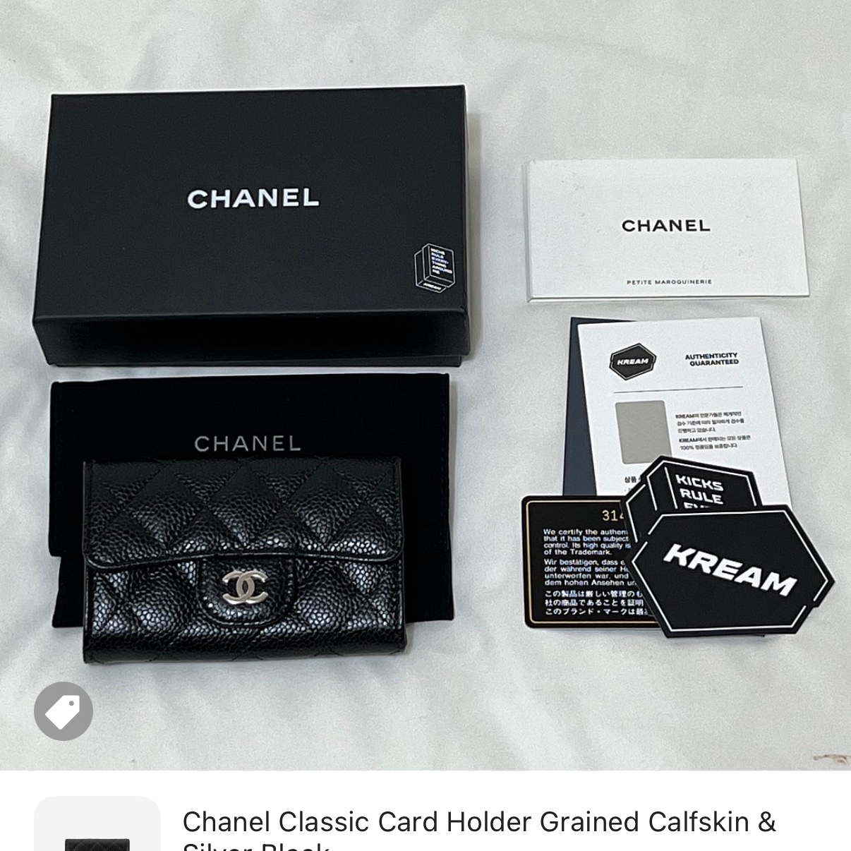 Chanel Classic Card Holder Grained Calfskin & Silver Black 착용 스타일 - 2