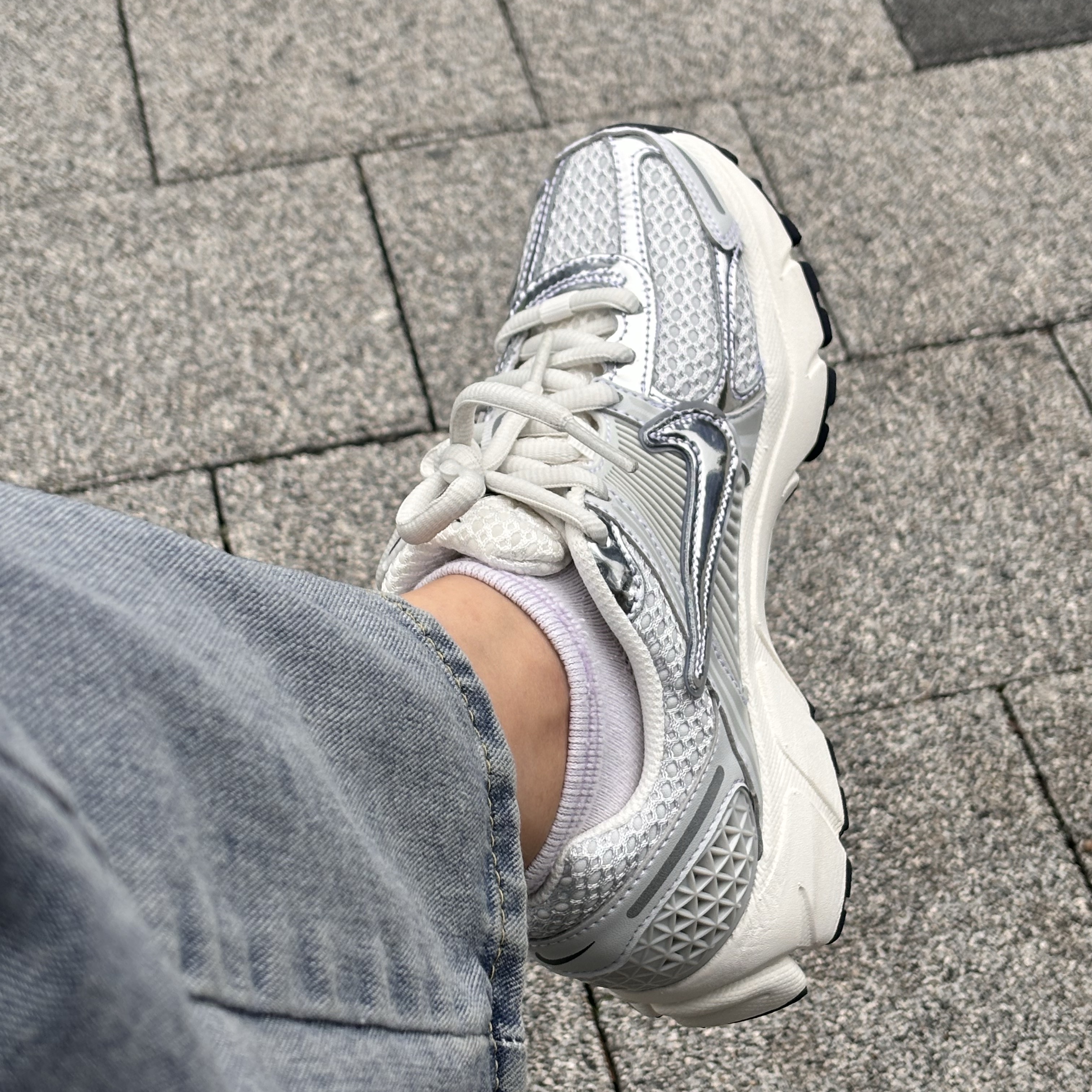 (W) Nike Zoom Vomero 5 Photon Dust and Metallic Silver 착용 스타일