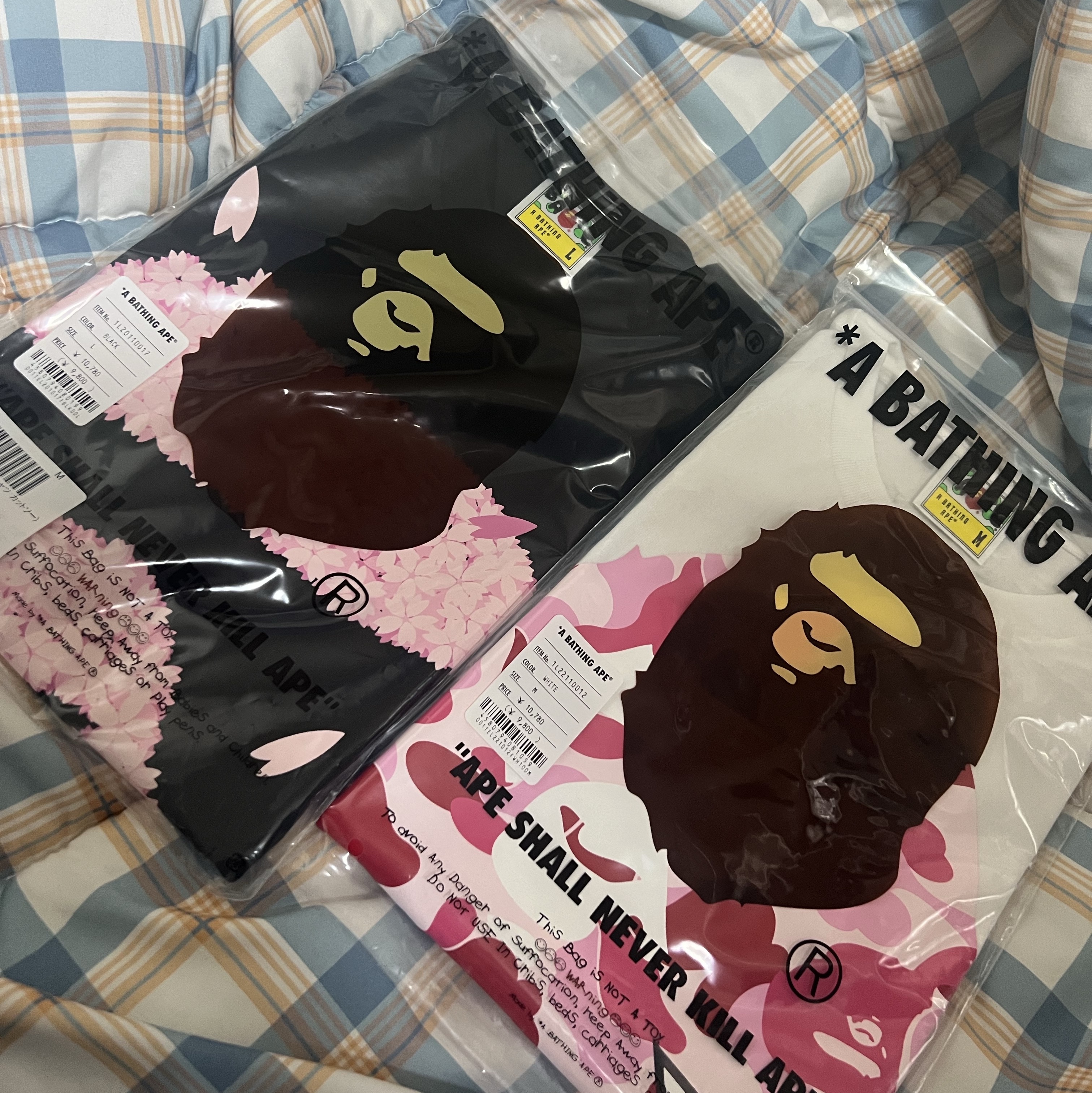 BAPE Sakura Ape Face T-Shirt Black, BAPE Japan Big Ape Head City T-Shirt White 착용 스타일