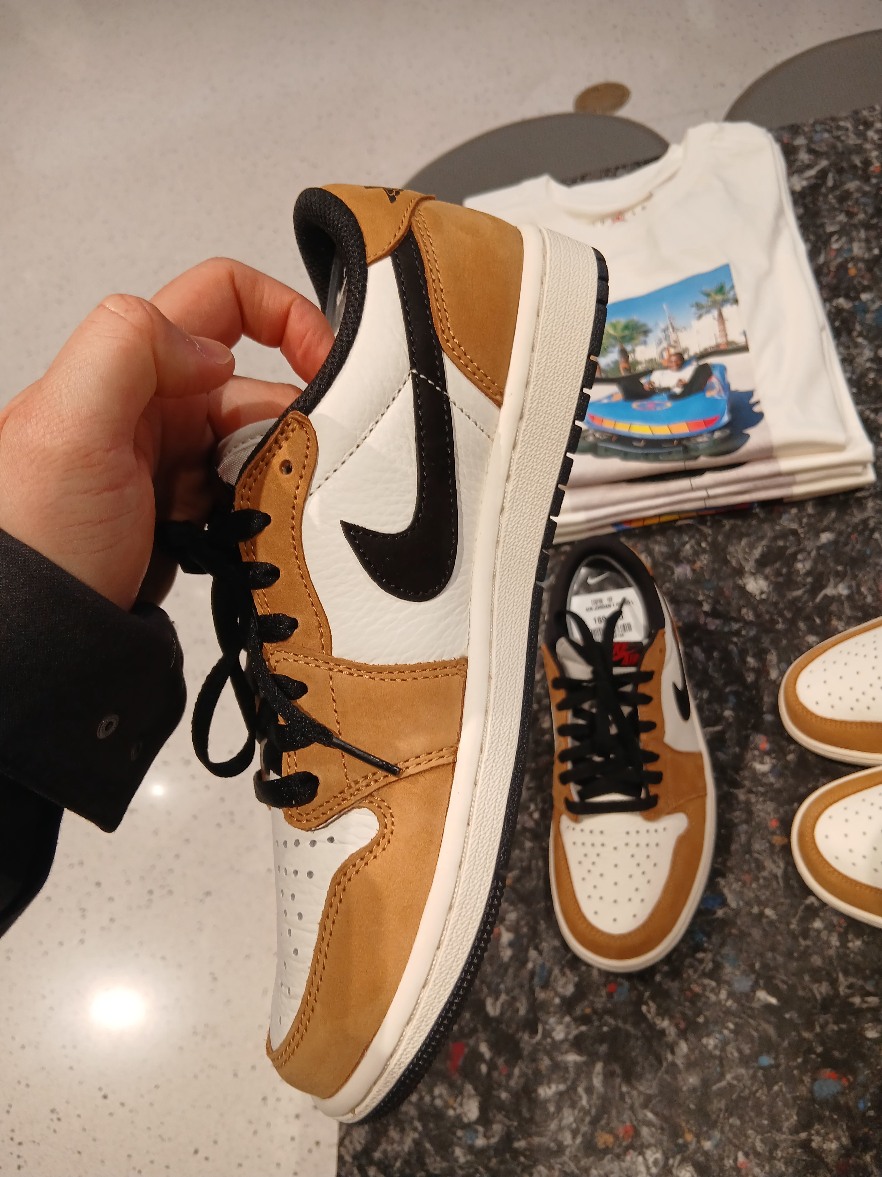 Jordan 1 Low OG Sail and Golden Harvest 착용 스타일 - 1