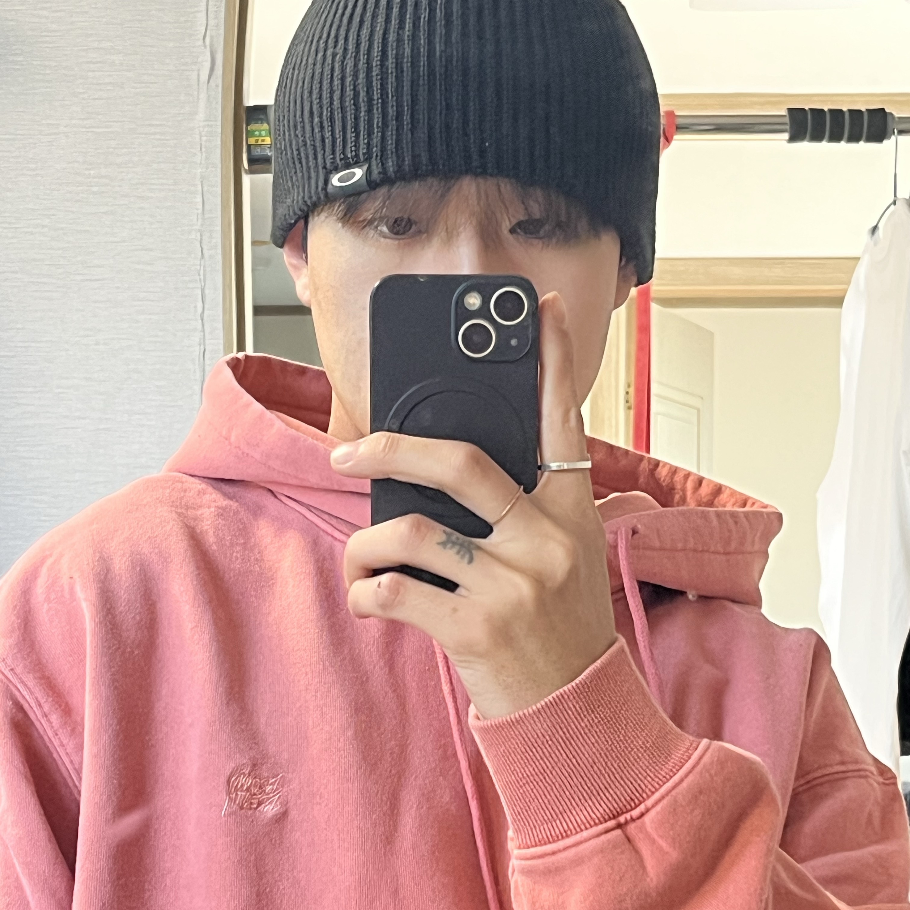 Oakley Session Beanie Blackout 착용 스타일 - 2