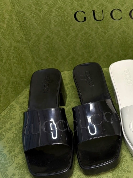(W) Gucci Rubber Slide Sandal Black Rubber 착용 스타일