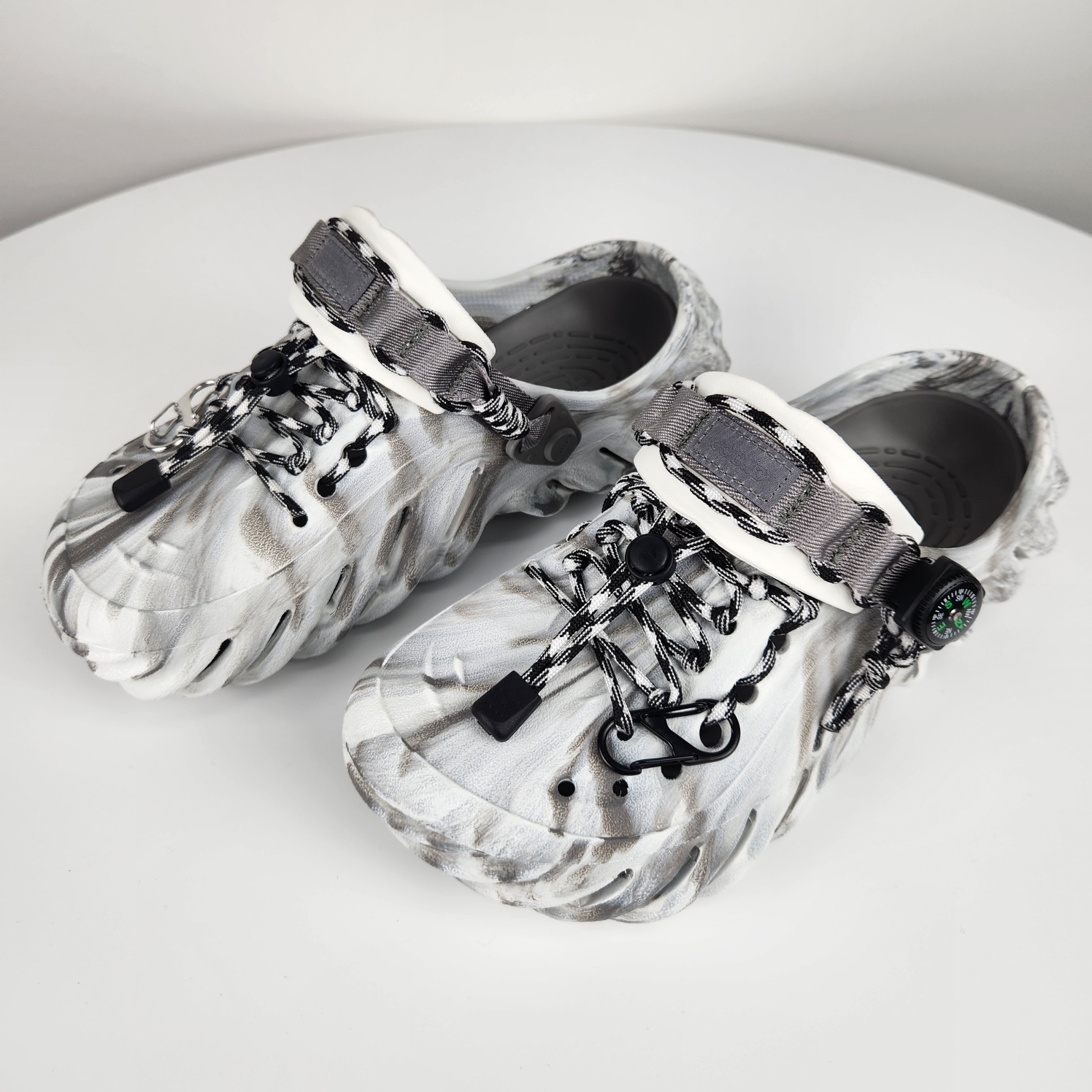 Crocs Echo Marbled Clog Moonlight Multi 착용 스타일 - 3