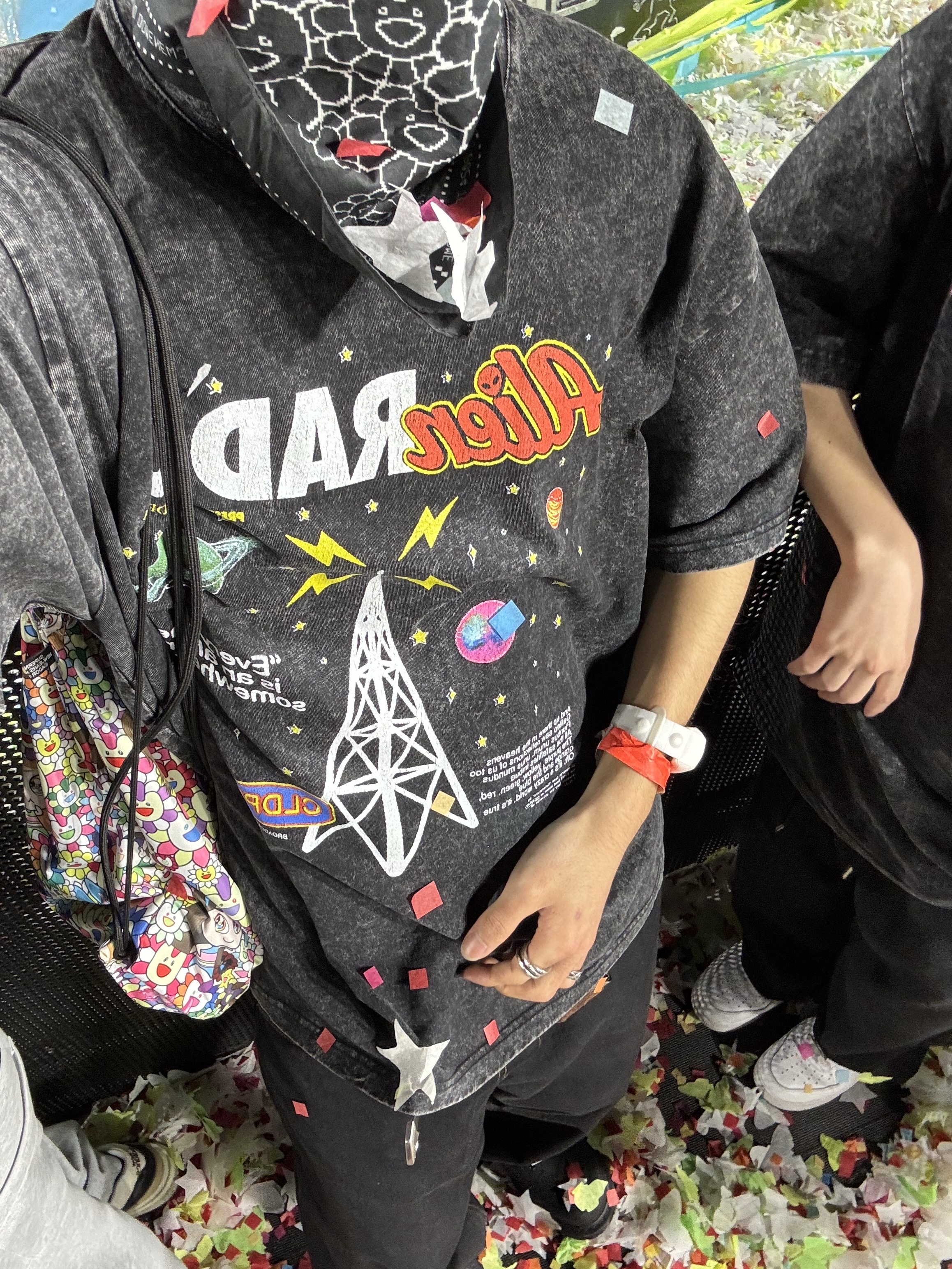 Coldplay Alien Radio T-Shirt Charcoal 착용 스타일 - 1