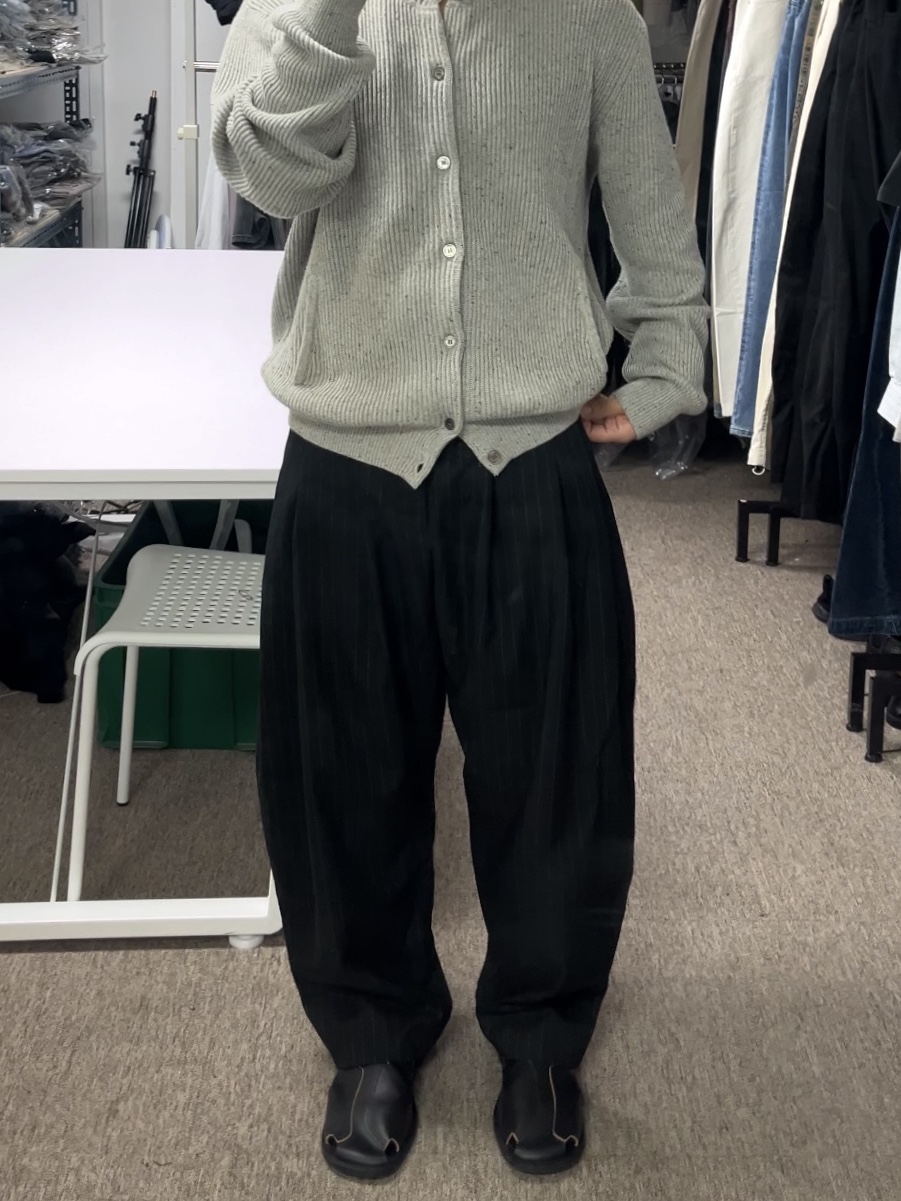 noun Wide Tapered Pants Stripe Charcoal, noun Natural Cut Sandal Black 착용 스타일