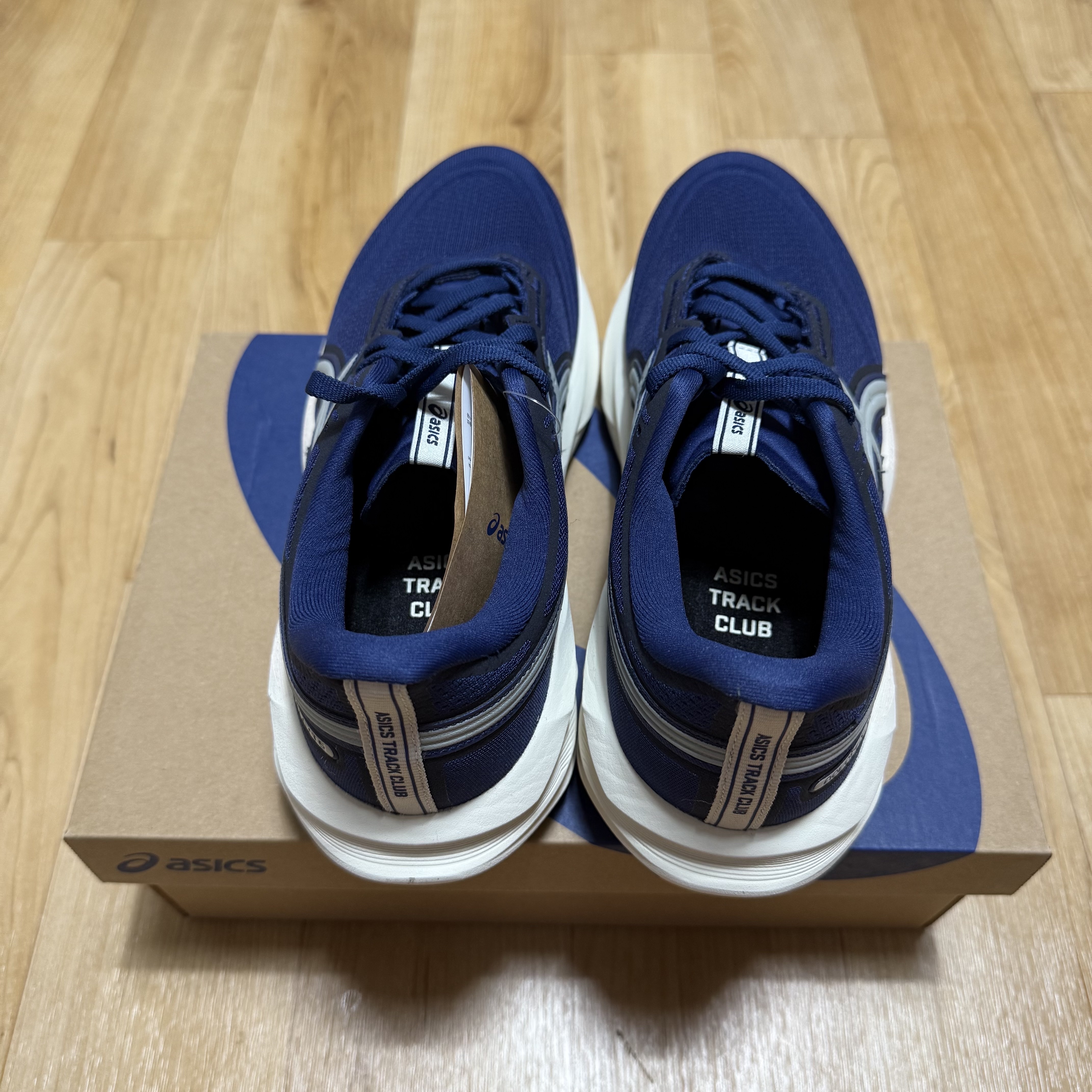Asics Novablast 5 Indigo Blue Seal Grey 착용 스타일 - 3