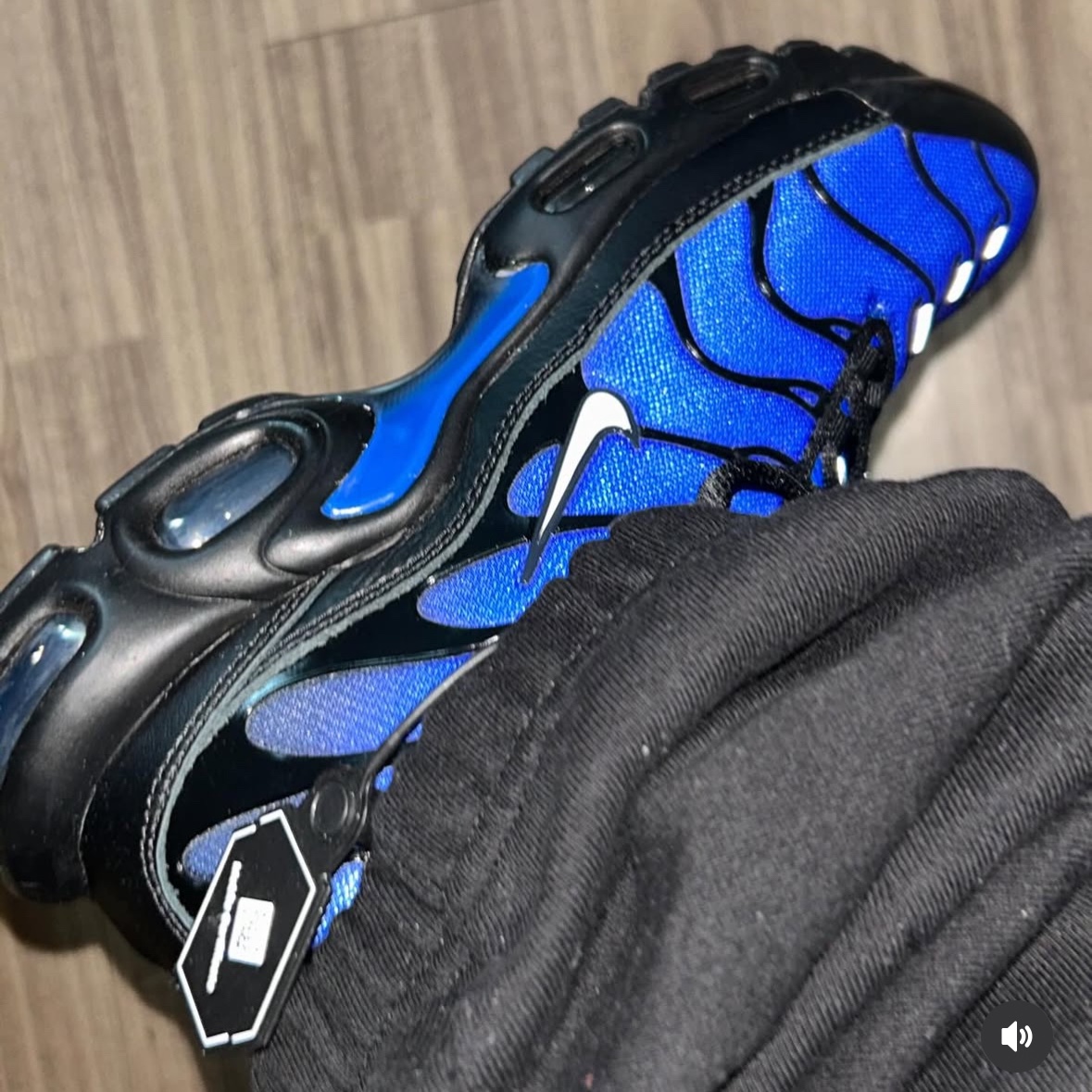 Nike Air Max Plus Premium Black Phantom 착용 스타일