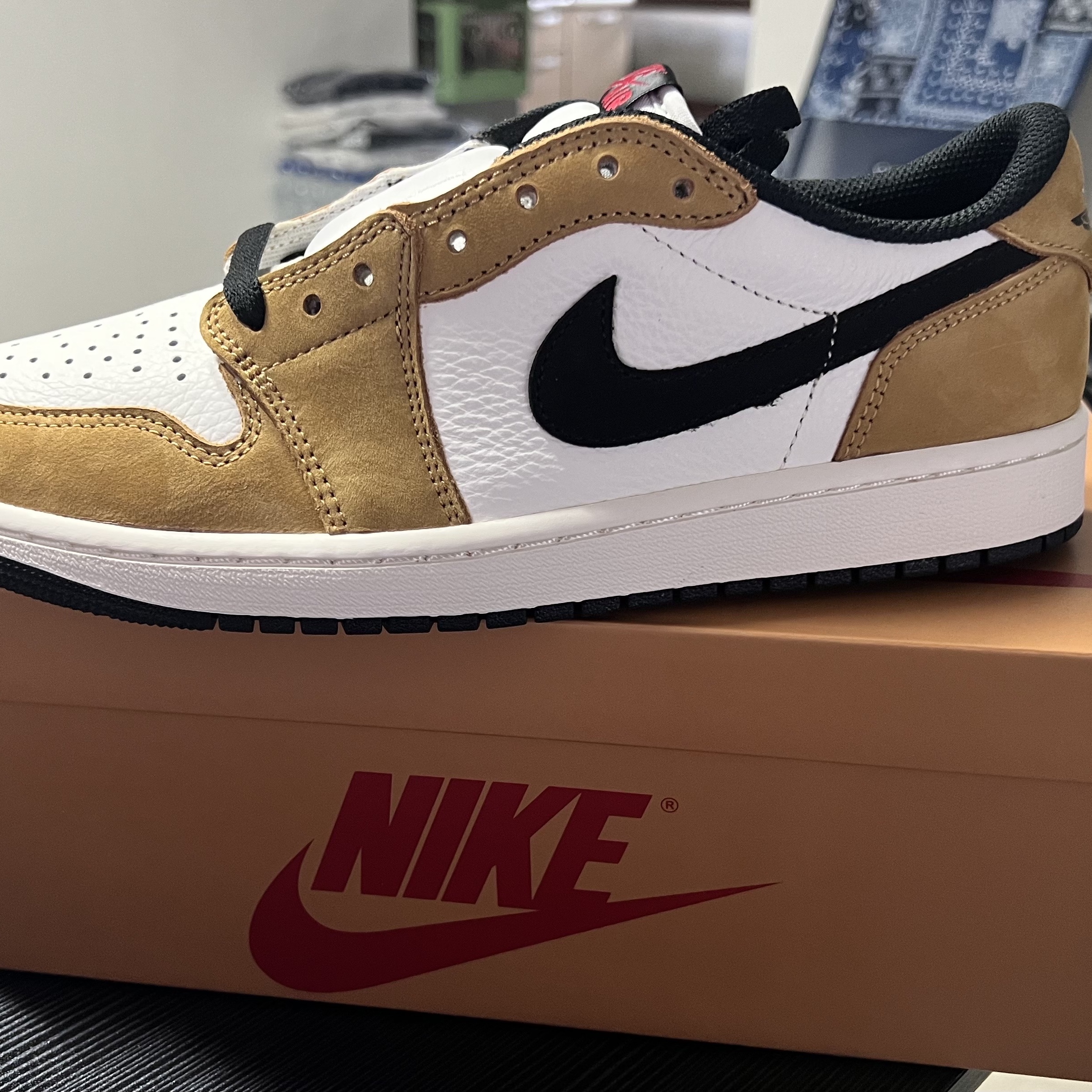 Jordan 1 Low OG Sail and Golden Harvest 착용 스타일