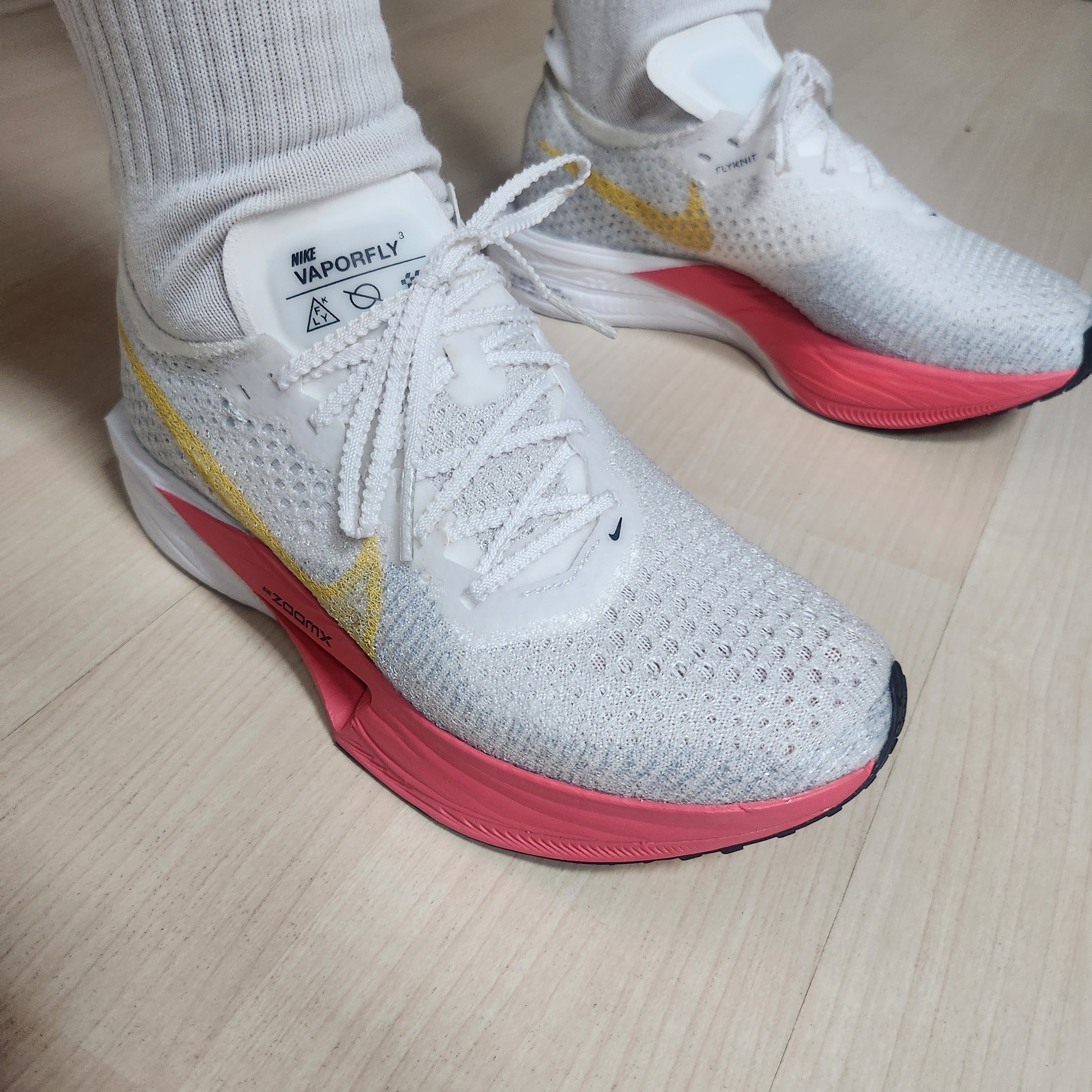 (W) Nike ZoomX Vaporfly Next% 3 White Sea Coral 착용 스타일