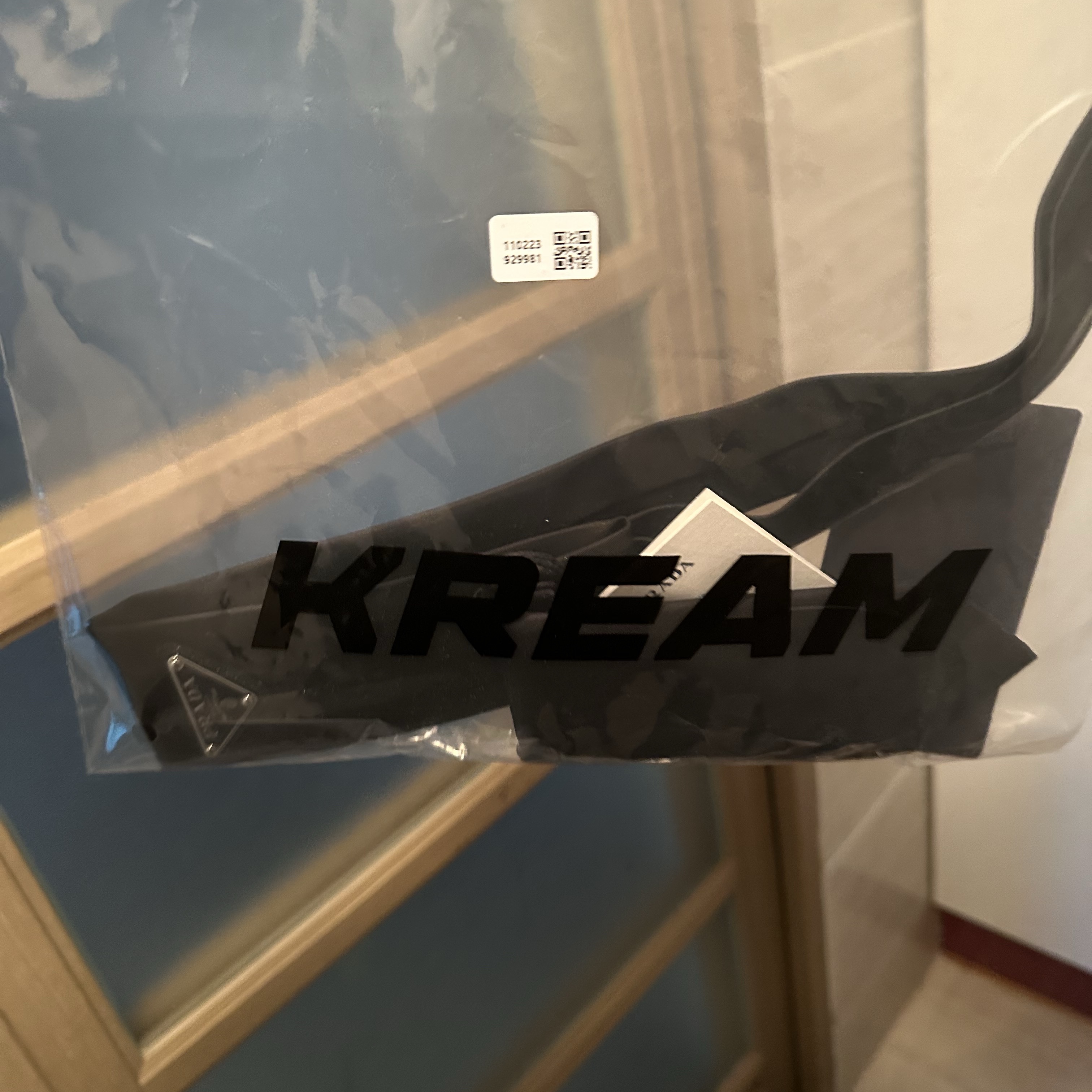 Prada Re-Nylon Gabardine Tie Black 착용 스타일