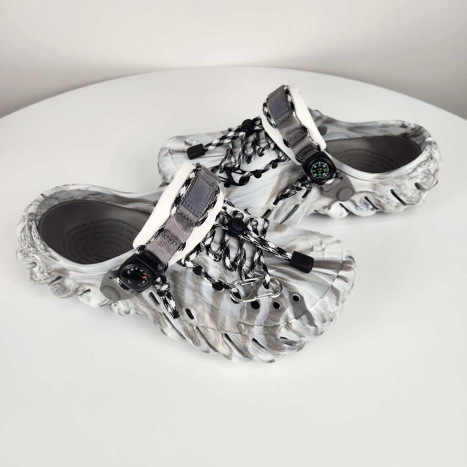 Crocs Echo Marbled Clog Moonlight Multi 착용 스타일 - 6