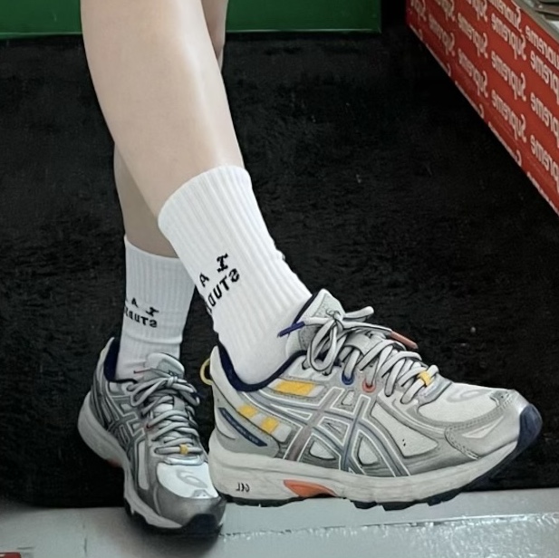 Asics x IAB Studio Gel-Venture 6, IAB Studio Socks White (5 Pack) 착용 스타일 - 2