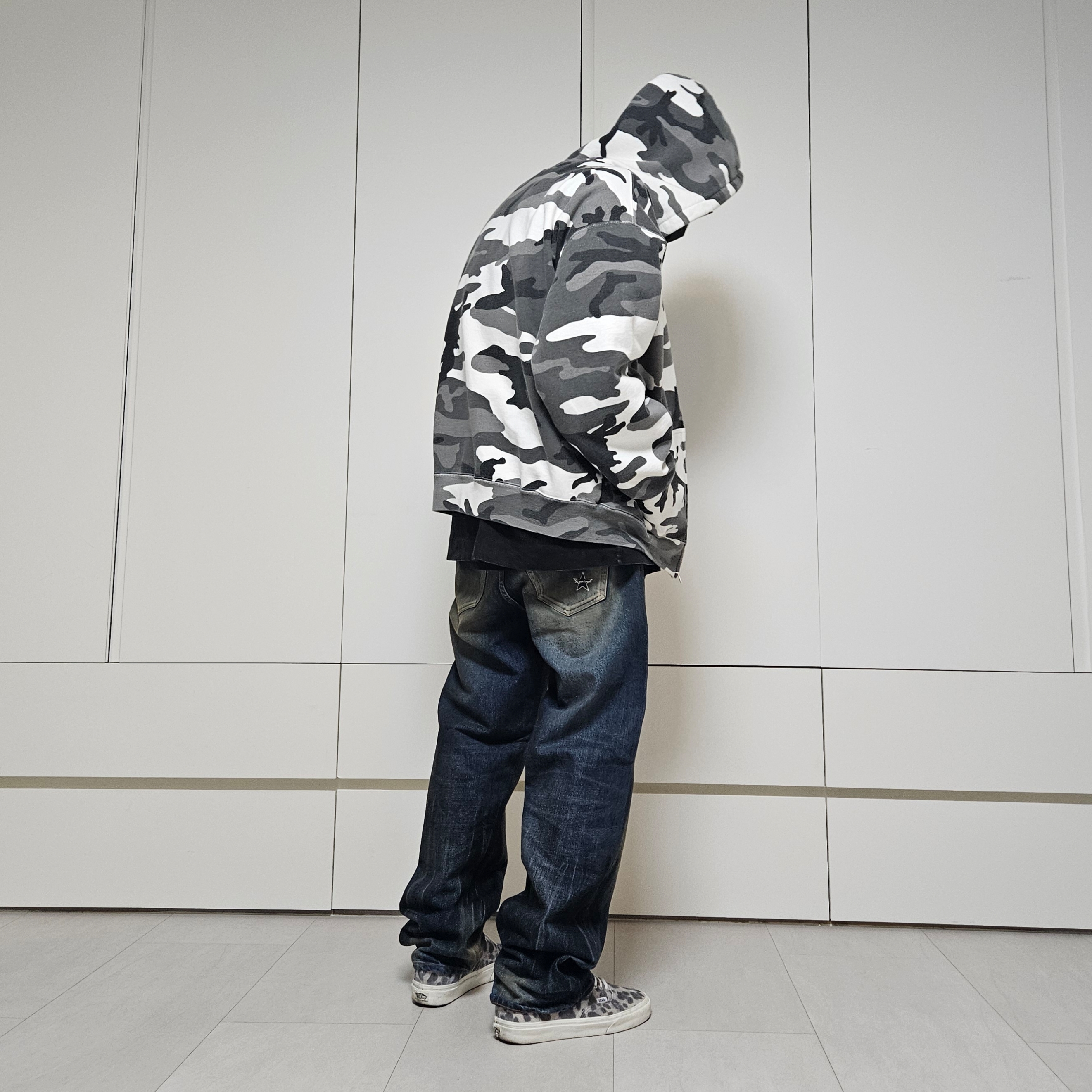 Supreme Distressed Loose Fit Selvedge Jean Washed Indigo - 25SS, Supreme Work Zip Up Hooded Sweatshirt Snow Camo - 24FW 착용 스타일 - 2