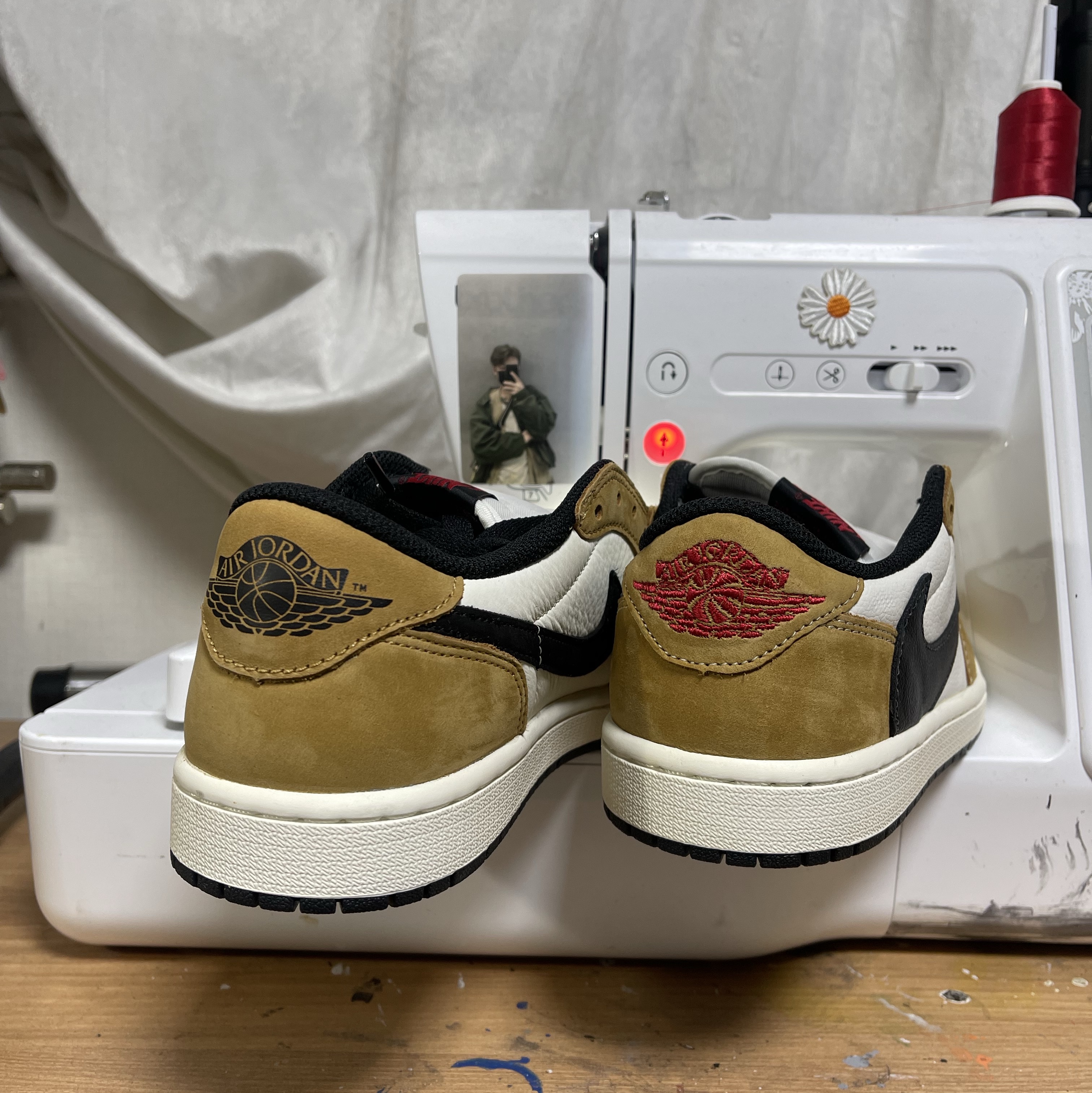 Jordan 1 Low OG Sail and Golden Harvest 착용 스타일 - 2