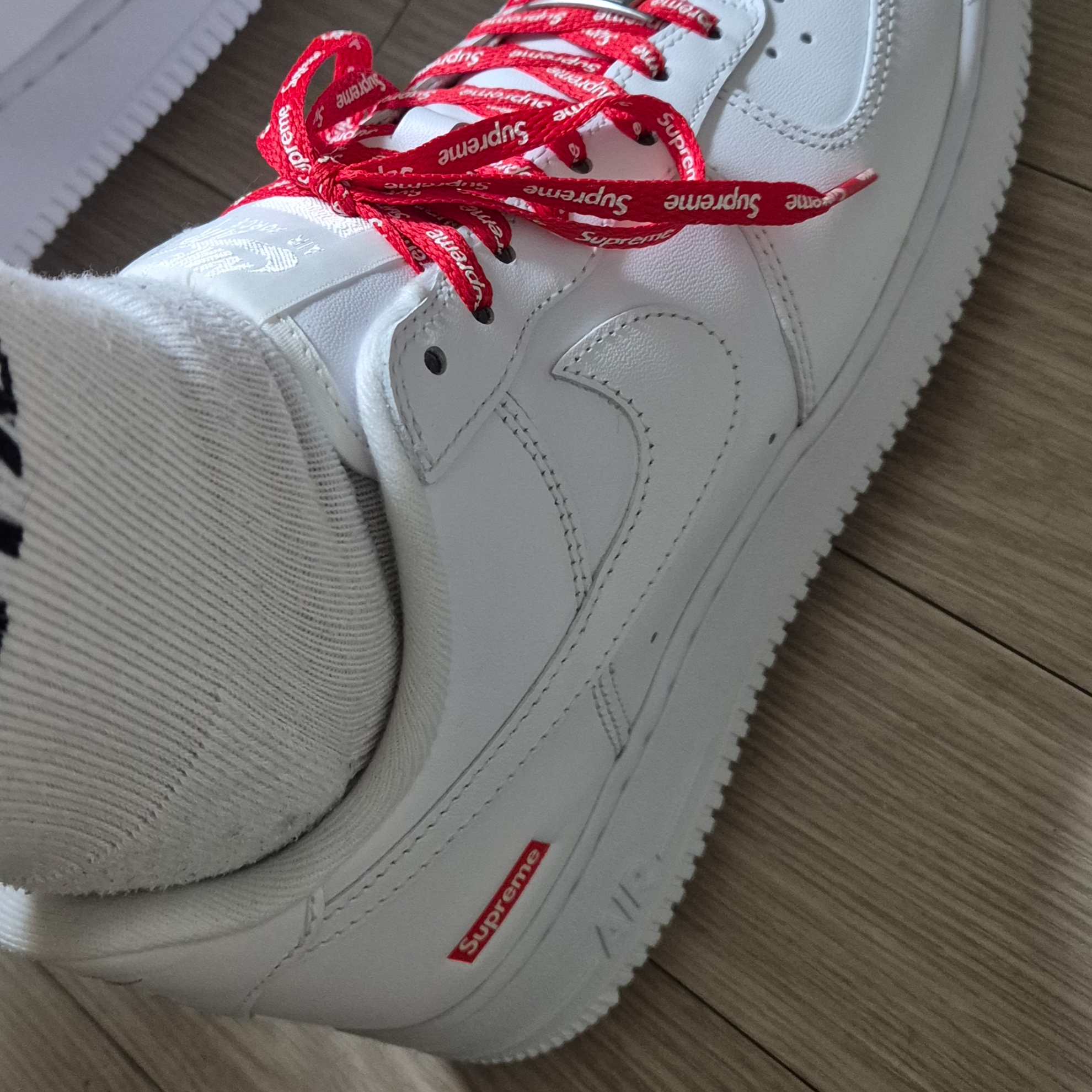 Nike x Supreme Air Force 1 Low White, [SS25] moif Weekend Shorts Sand 착용 스타일 - 1