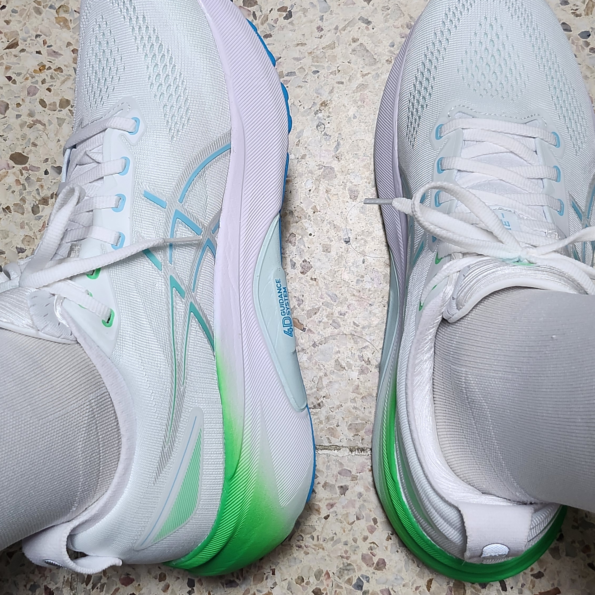 Asics Gel-Kayano 31 White Bright Cyan 착용 스타일 - 2