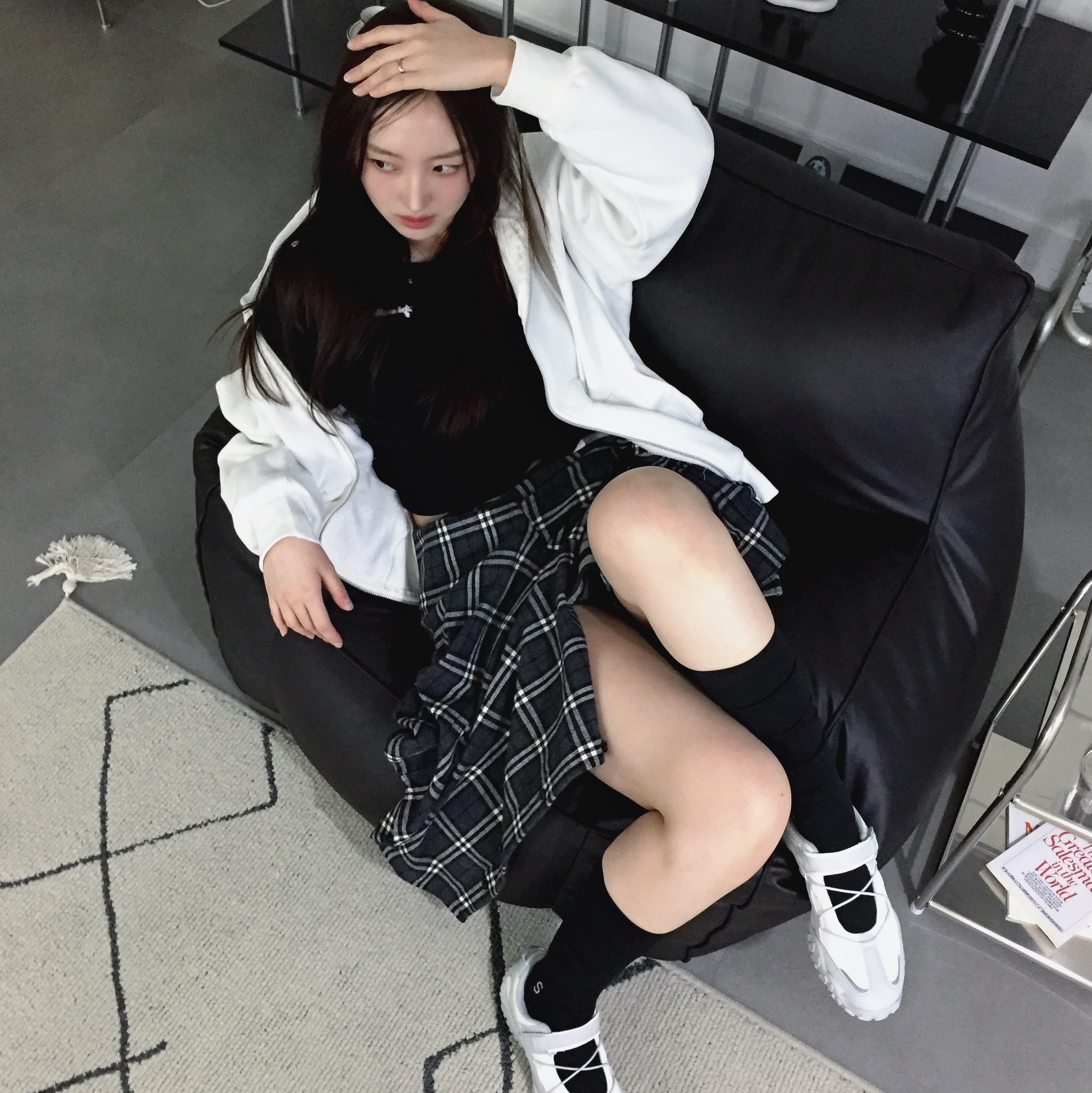 [6% 적립] FILA Echappe Velcro Maryjane Grey 착용 스타일 - 6
