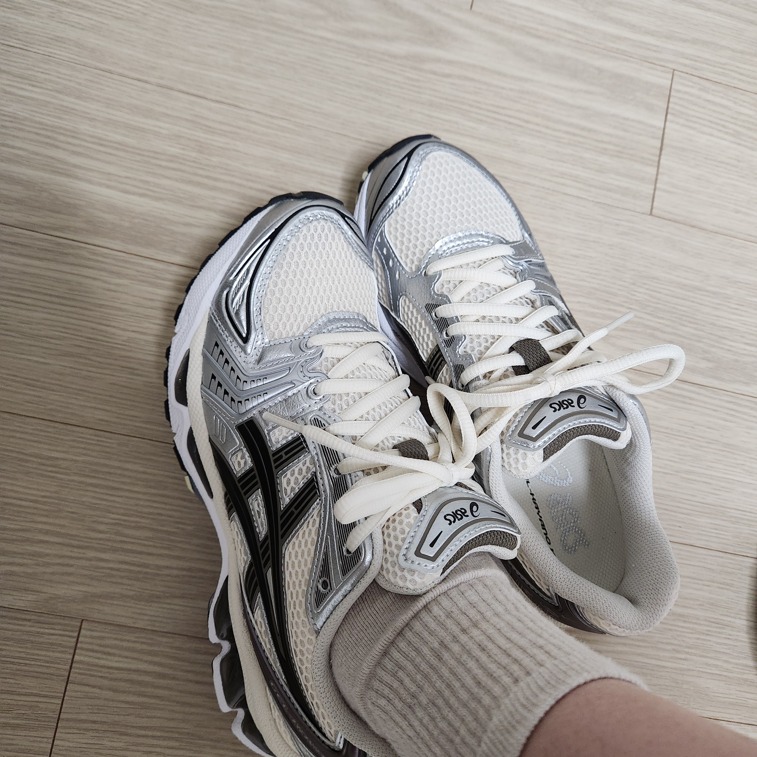 Asics Gel-Kayano 14 Cream Black 착용 스타일 - 1
