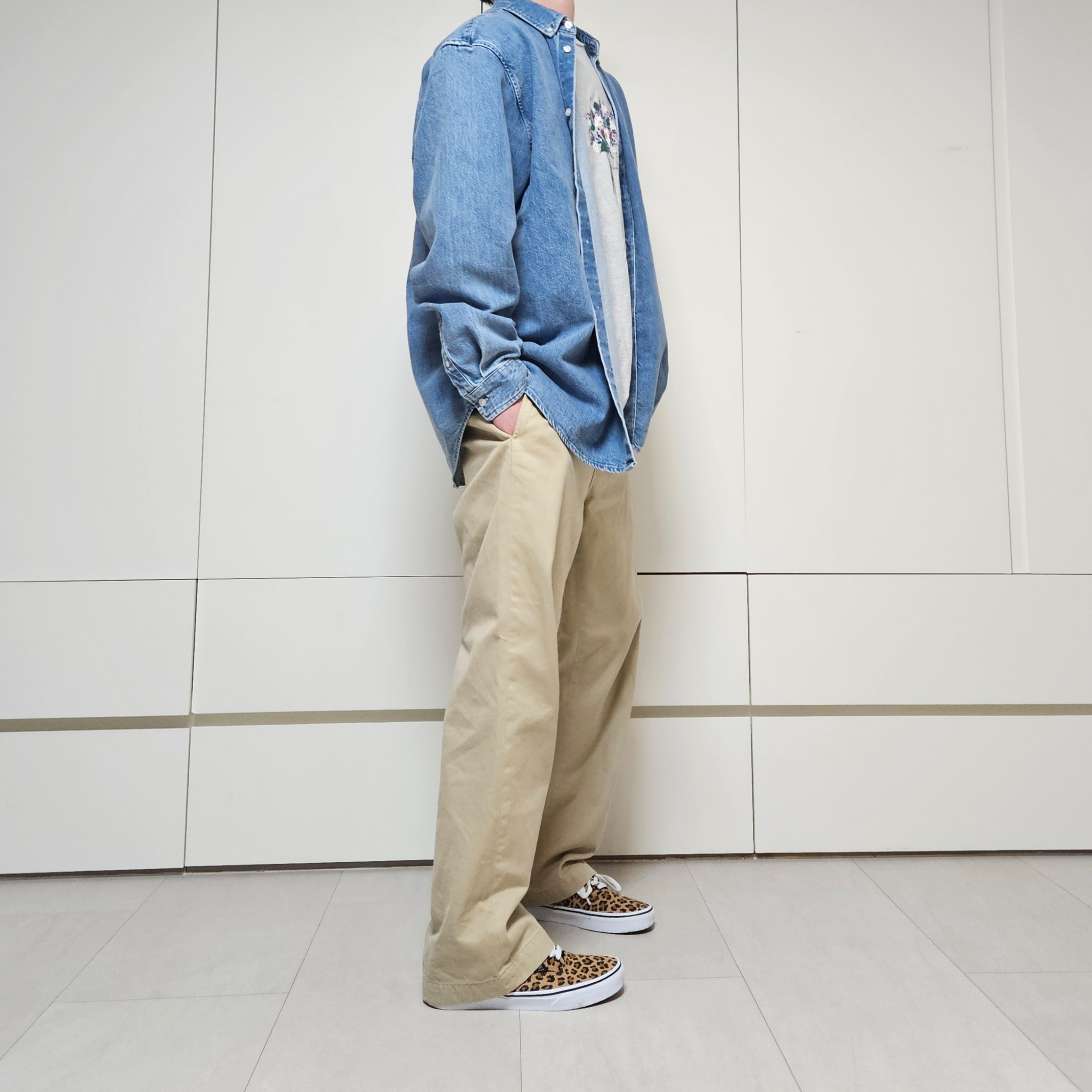 Supreme Small Box Denim Shirt Washed Indigo - 25SS, Supreme Chino Pant Tan - 24SS 착용 스타일 - 3