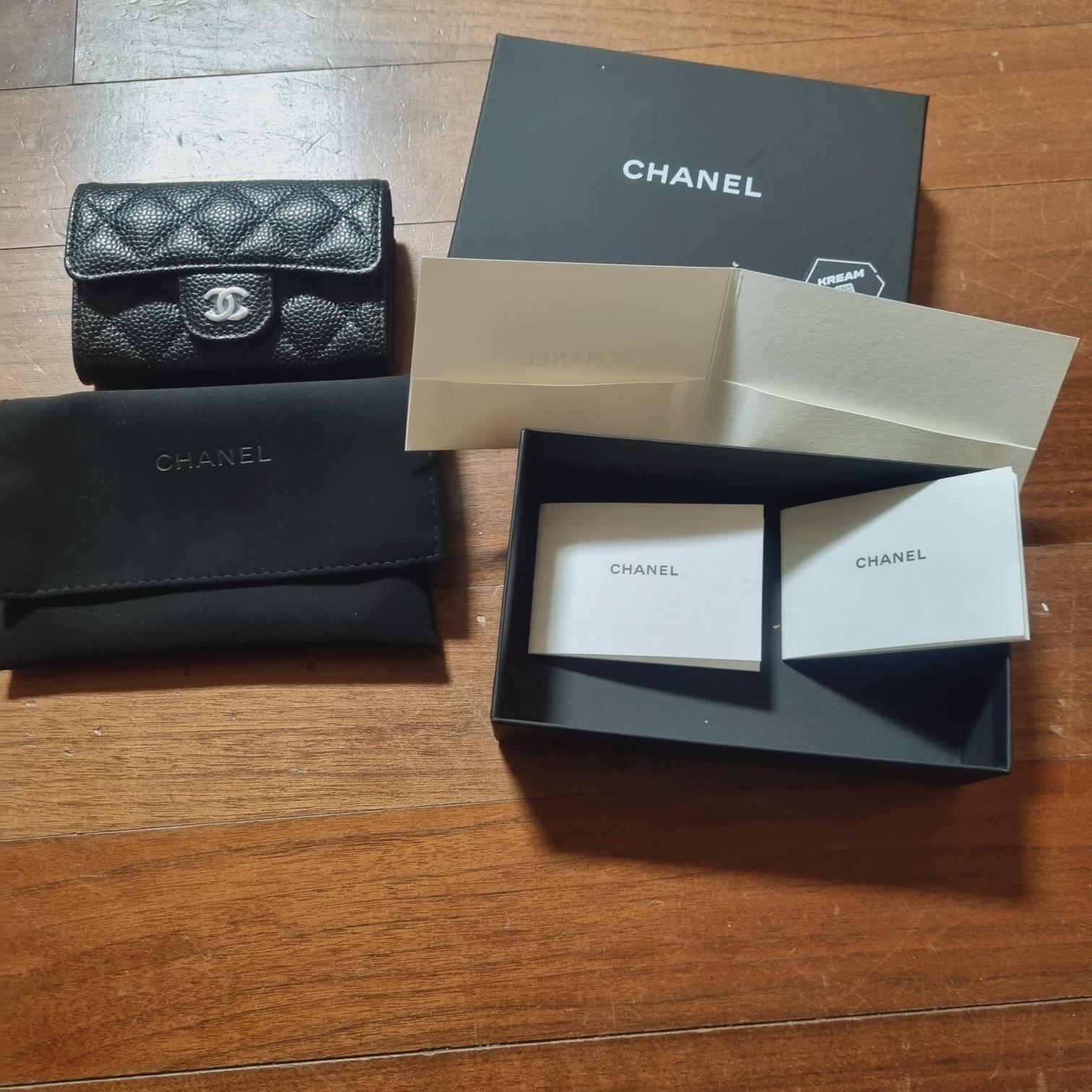 Chanel Classic Card Holder Grained Calfskin & Silver Black 착용 스타일 - 1