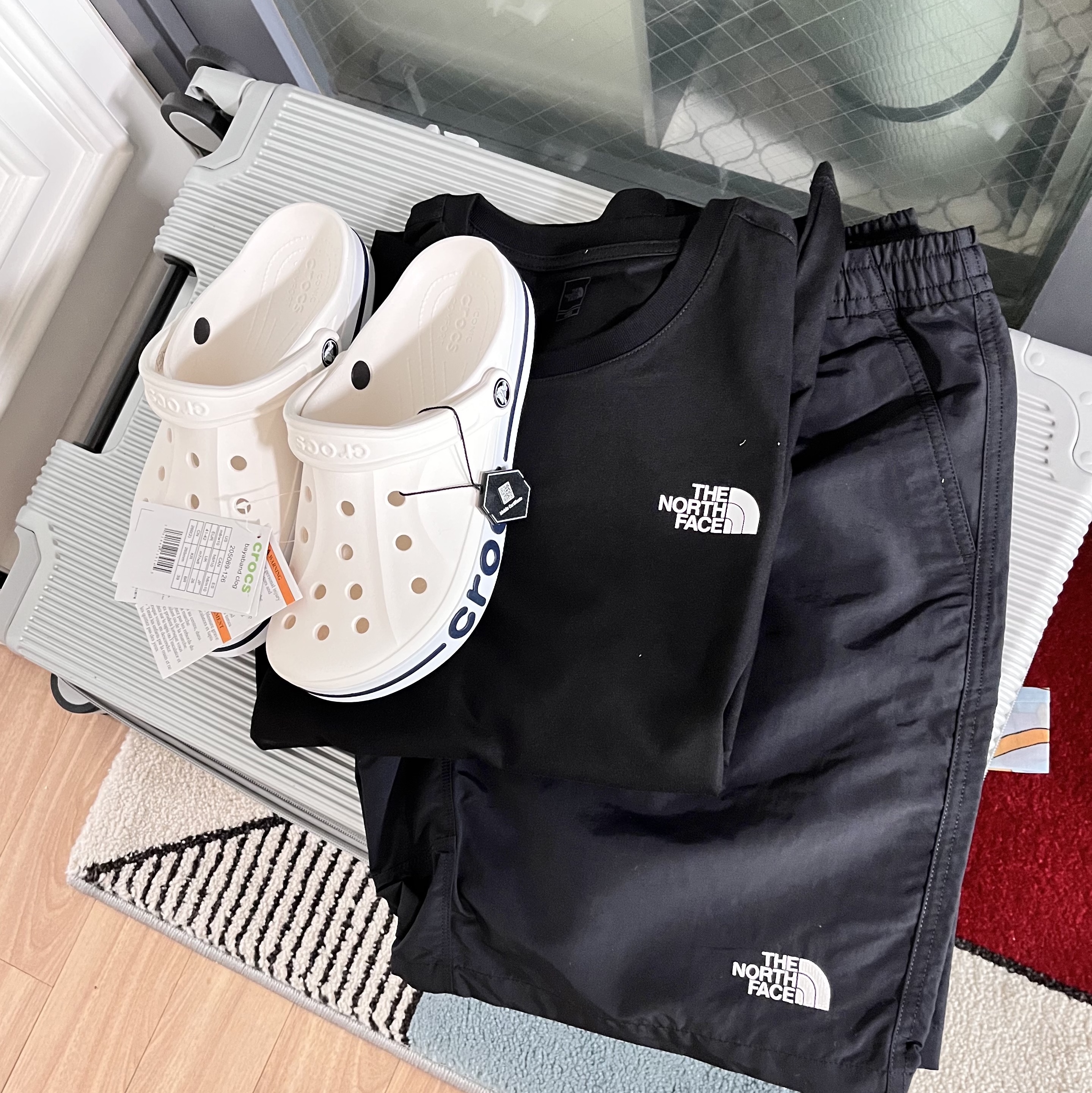 Crocs Bayaband Clog White Navy 착용 스타일 - 2