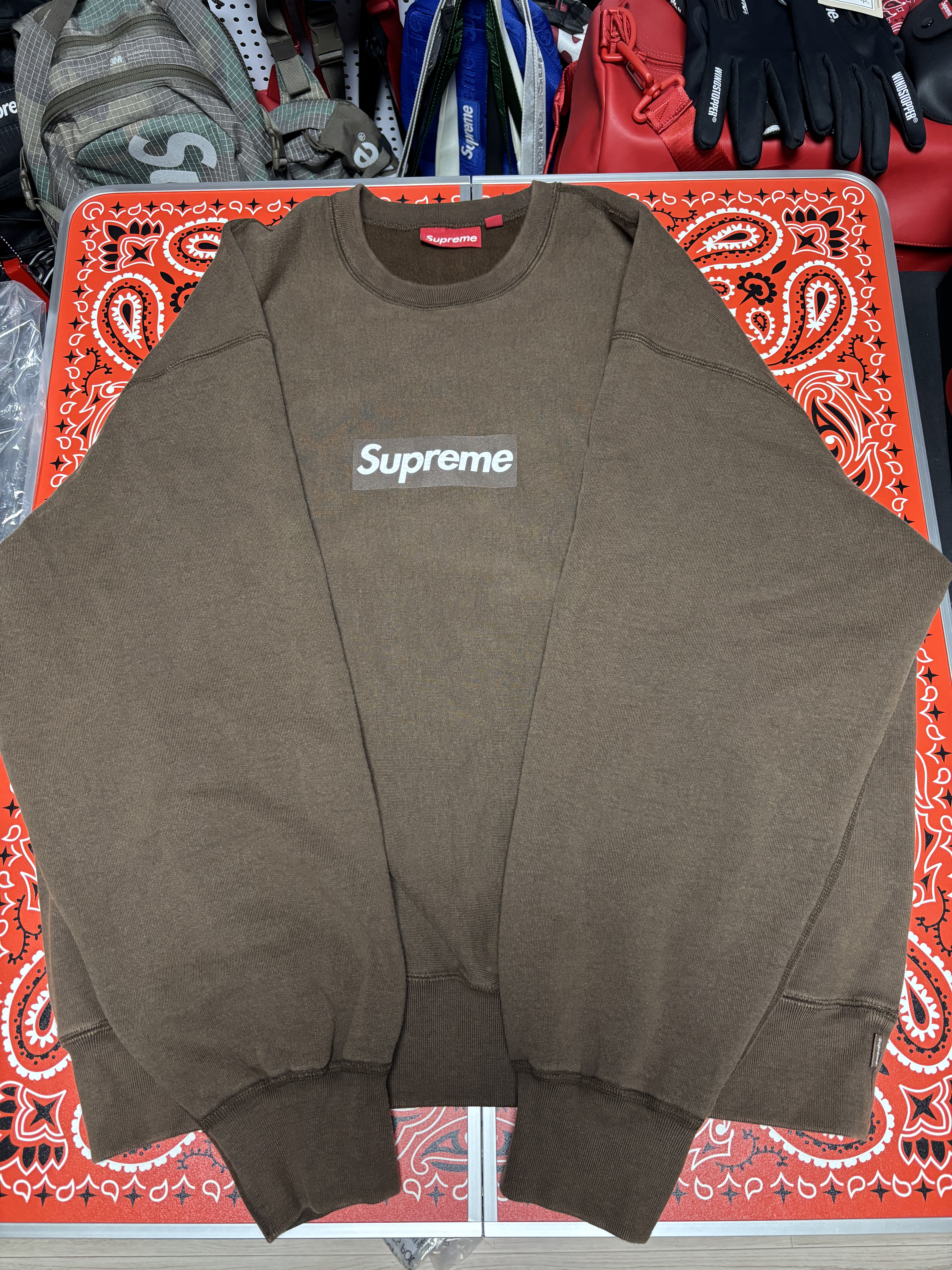 Supreme Washed Box Logo Crewneck White - 25SS, Supreme Washed Box Logo Crewneck Brown - 25SS 착용 스타일 - 3