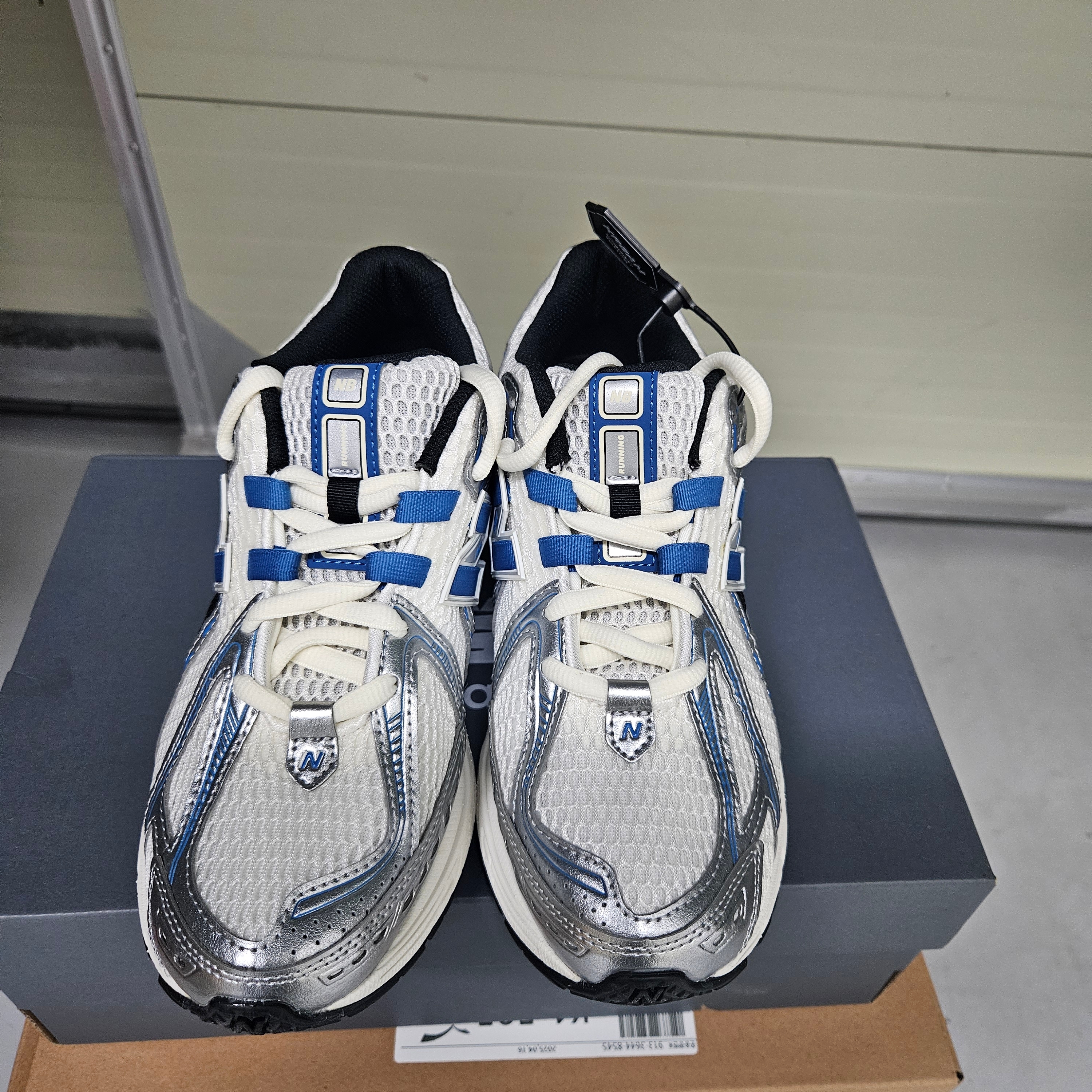 New Balance 1906R Silver Metallic Blue 착용 스타일 - 2