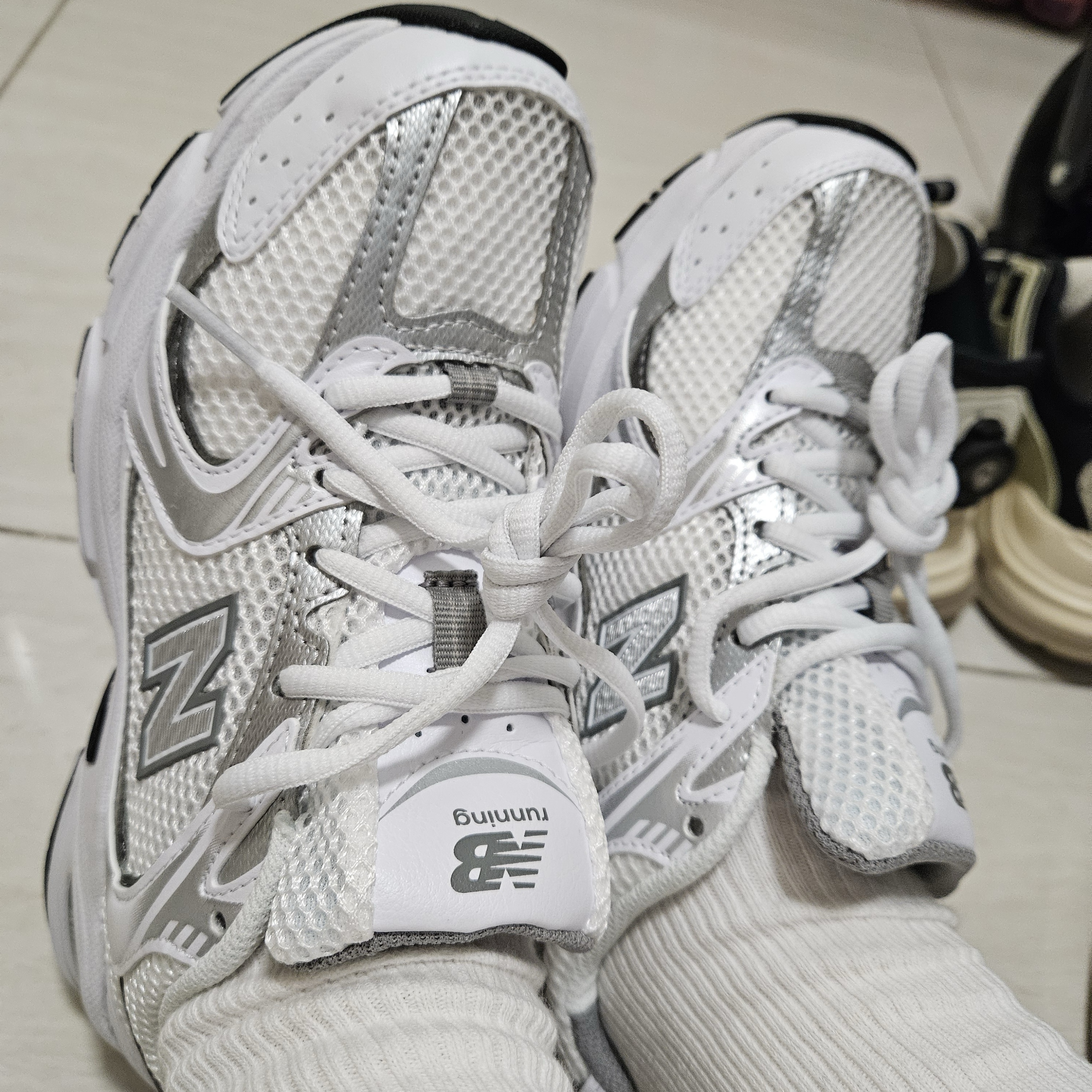 New Balance 530 White Silver 착용 스타일