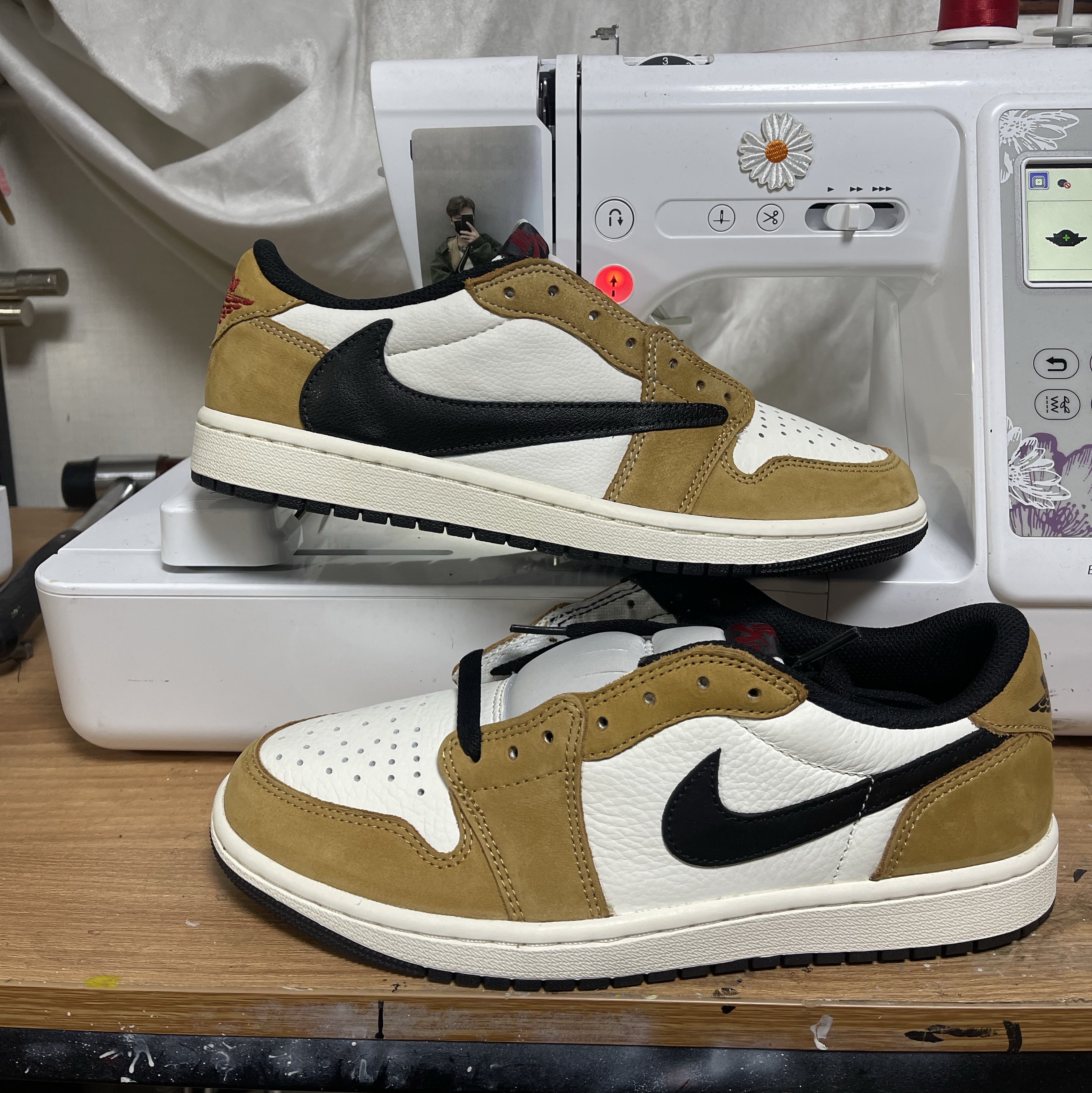 Jordan 1 Low OG Sail and Golden Harvest 착용 스타일 - 1
