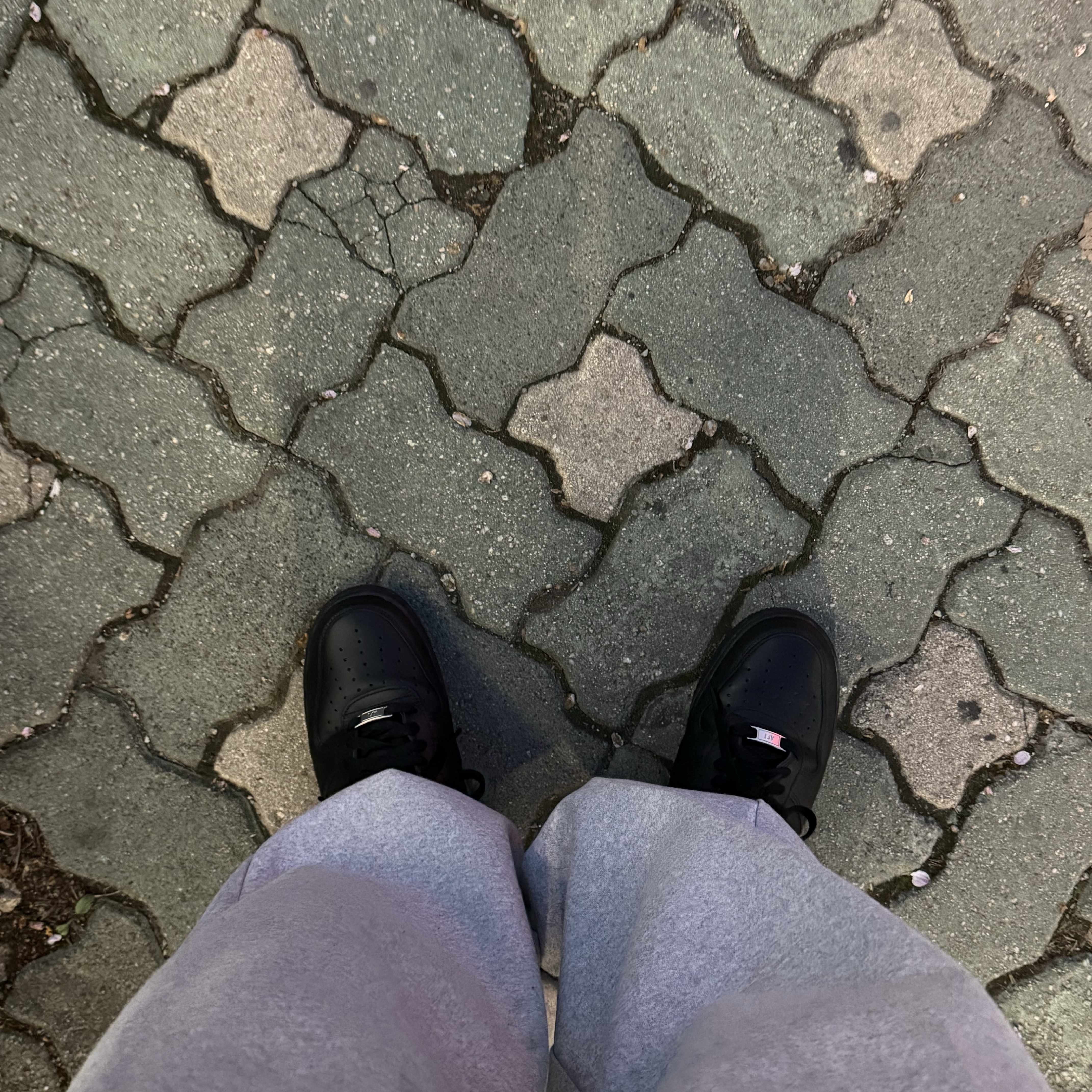 Nike Air Force 1 '07 Low Triple Black 착용 스타일