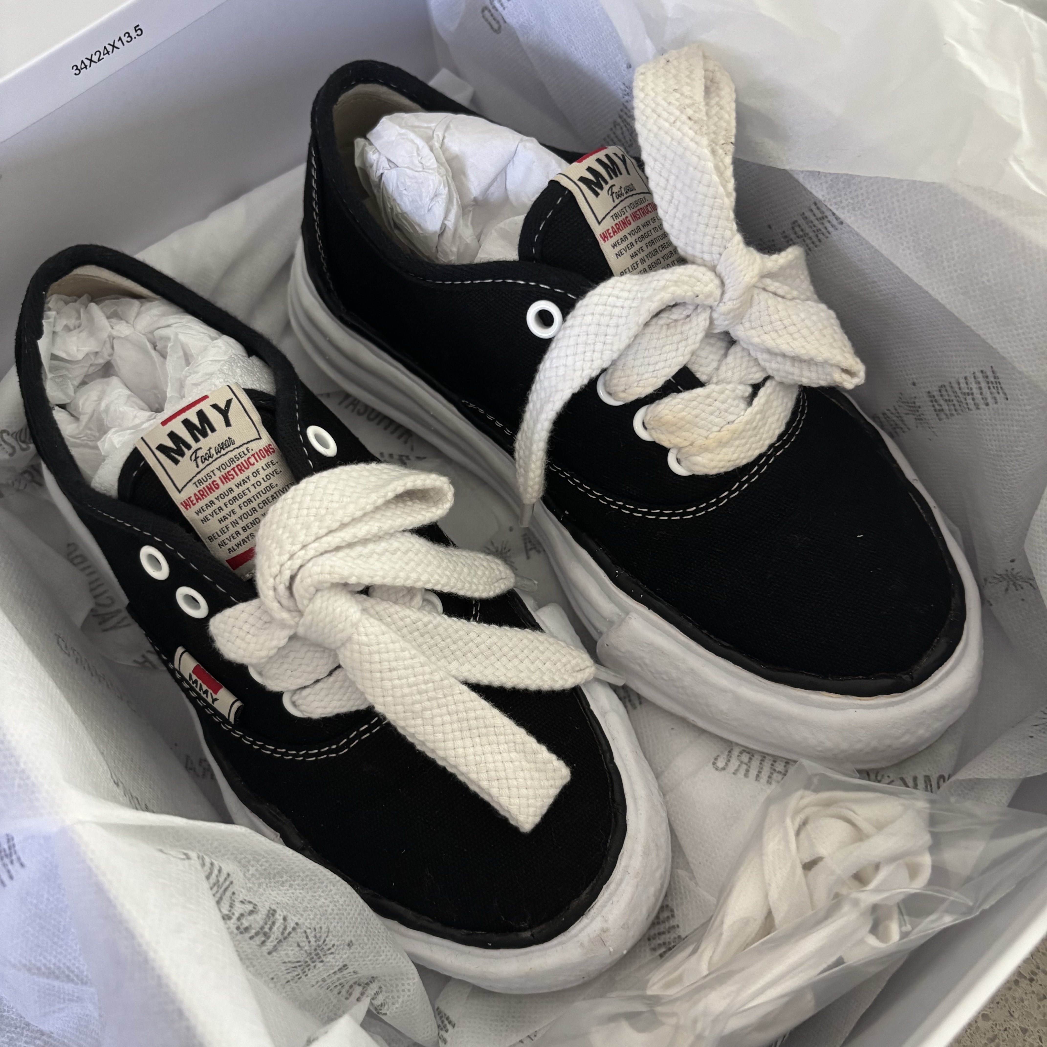 Maison Mihara Yasuhiro Baker OG Sole Canvas Low Cut Sneakers Black 착용 스타일
