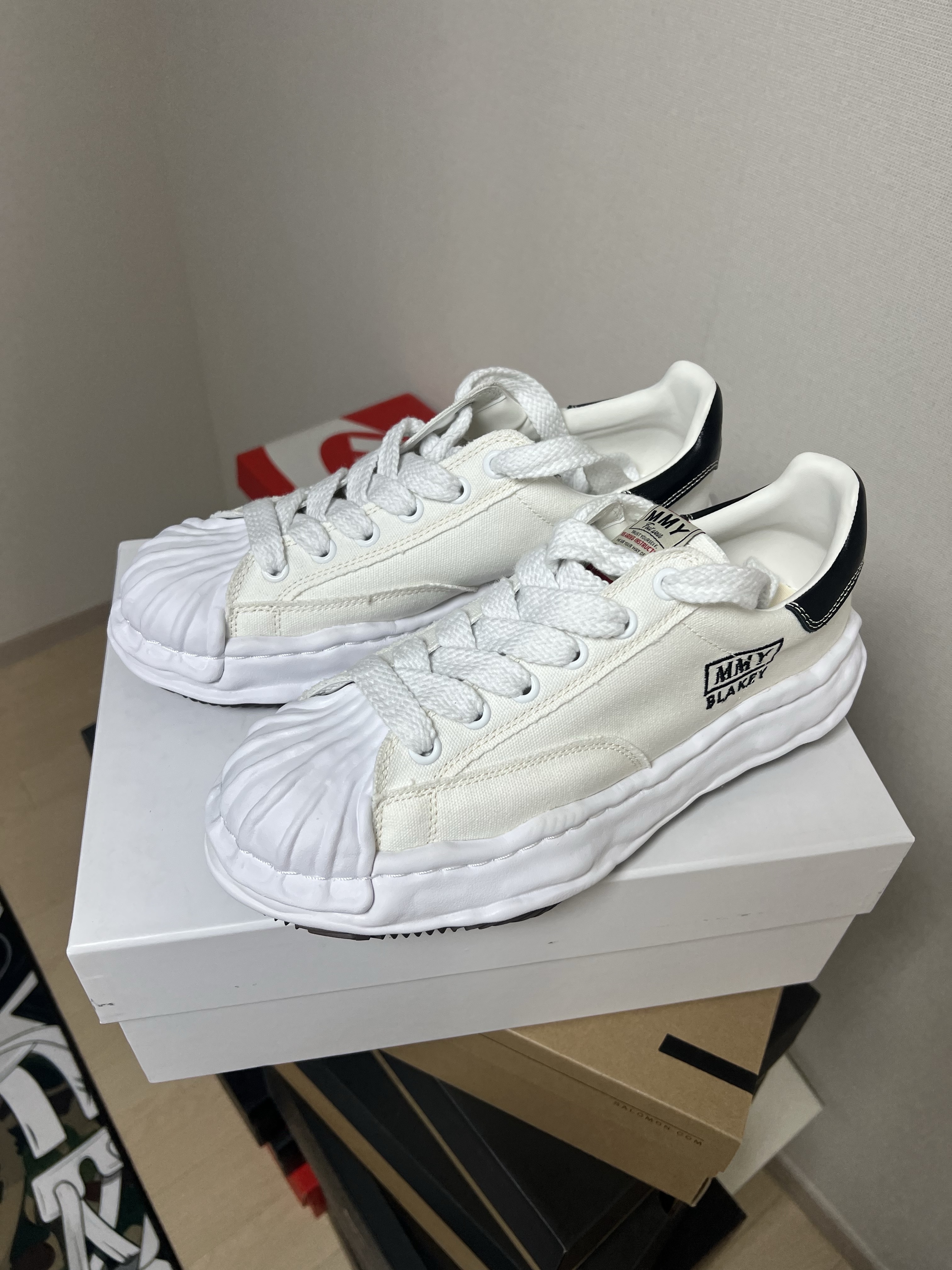 Maison Mihara Yasuhiro Blakey OG Sole Canvas Low-top Sneakers White, Supreme Small Box Shirt Washed Blue - 24SS 착용 스타일 - 2