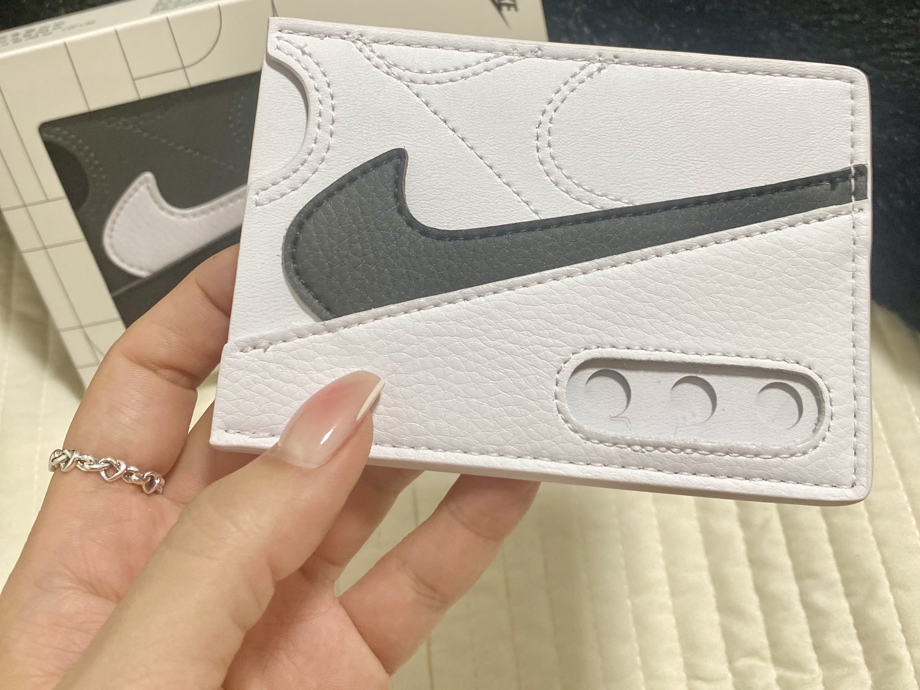 Nike Icon Air Max 90 Card Wallet White, Nike Icon Air Max 90 Card Wallet Black 착용 스타일