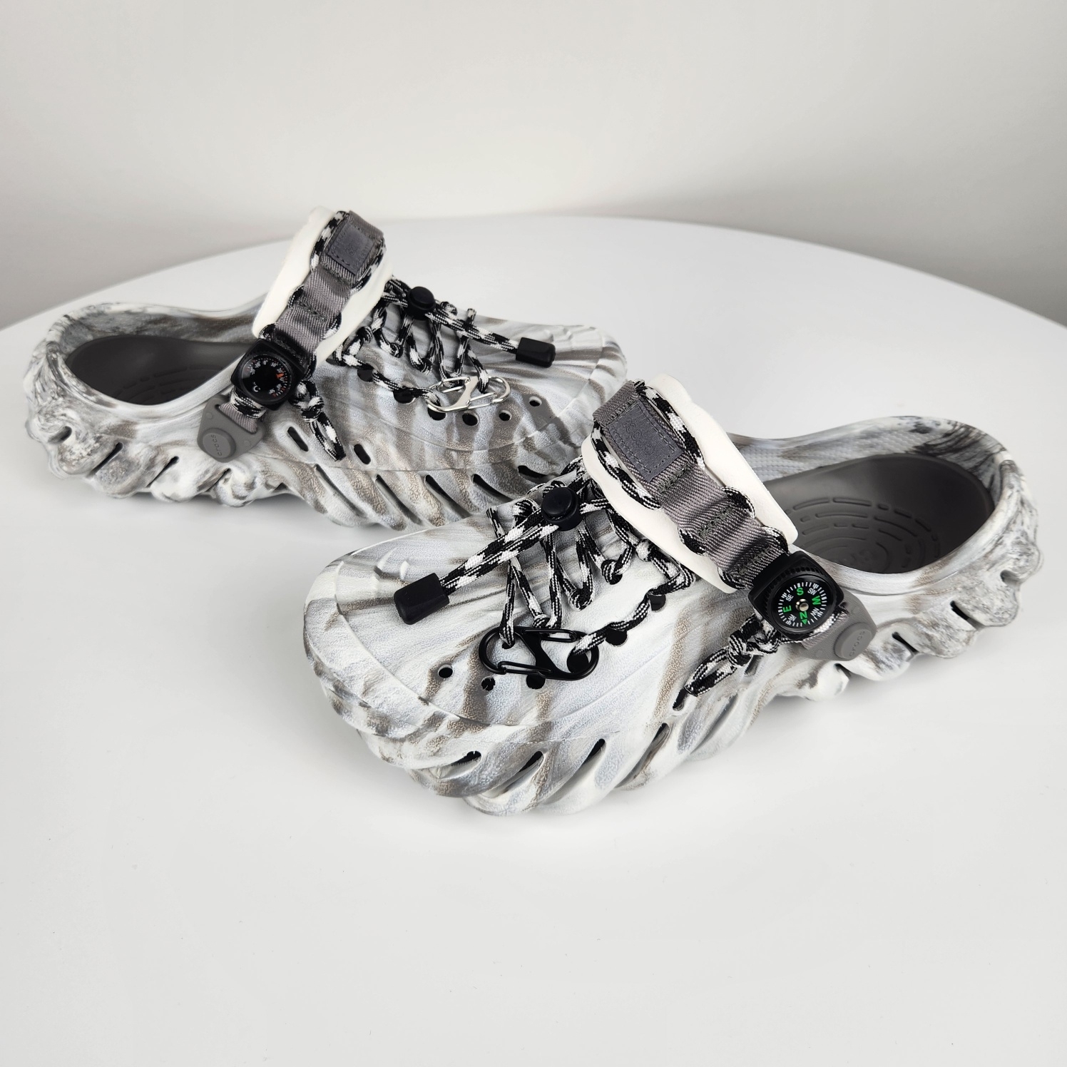 Crocs Echo Marbled Clog Moonlight Multi 착용 스타일 - 5