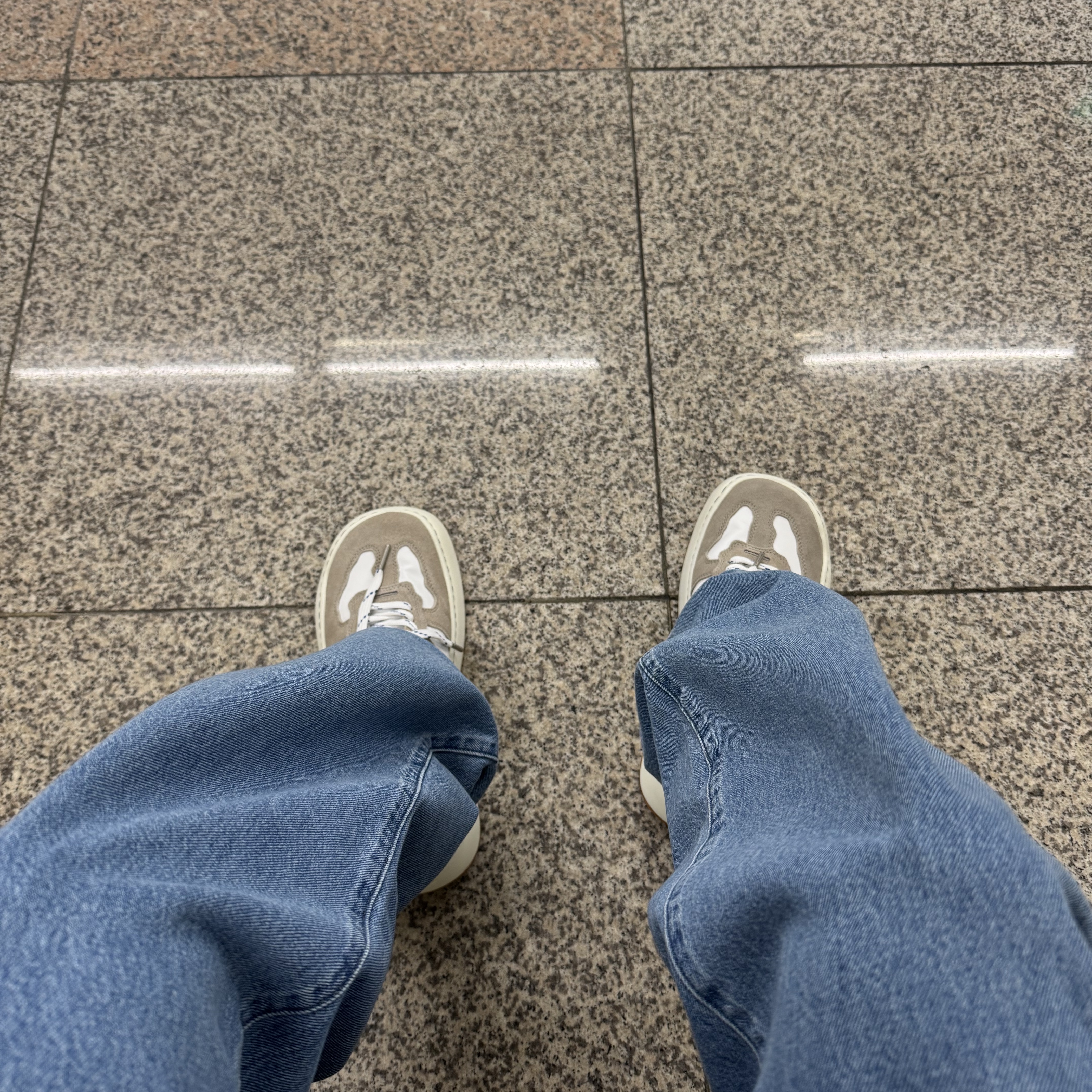 Carhartt WIP Landon Pant Blue Heavy Stone Wash, Ader Error Log; Baus Off White 착용 스타일
