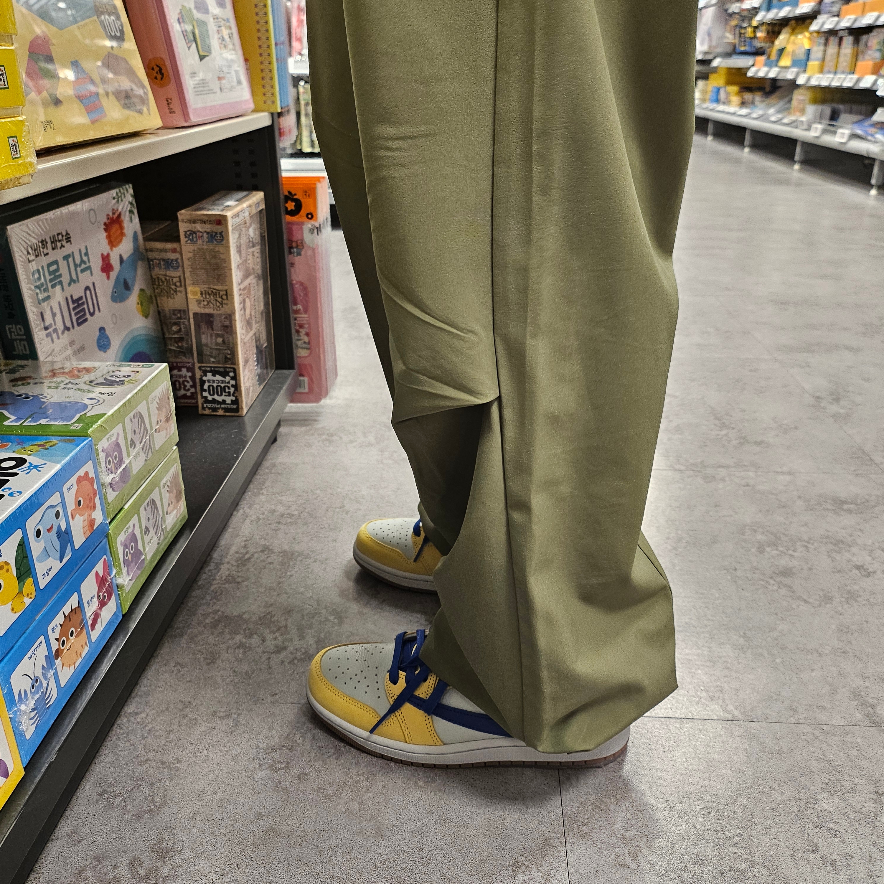 (W) Jordan 1 x Travis Scott Retro Low OG SP Canary, (GS) New Balance 990v6 Gray - M Medium 착용 스타일 - 2