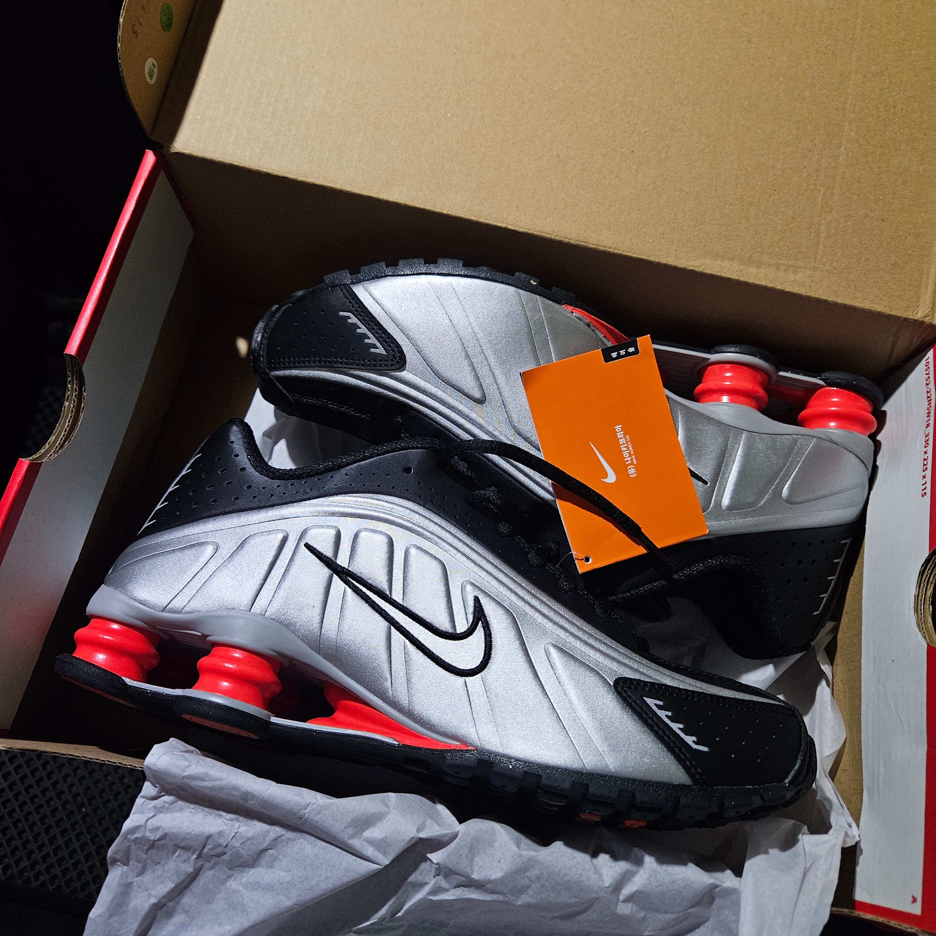 Nike Shox R4 Metallic Silver Red 착용 스타일 - 1