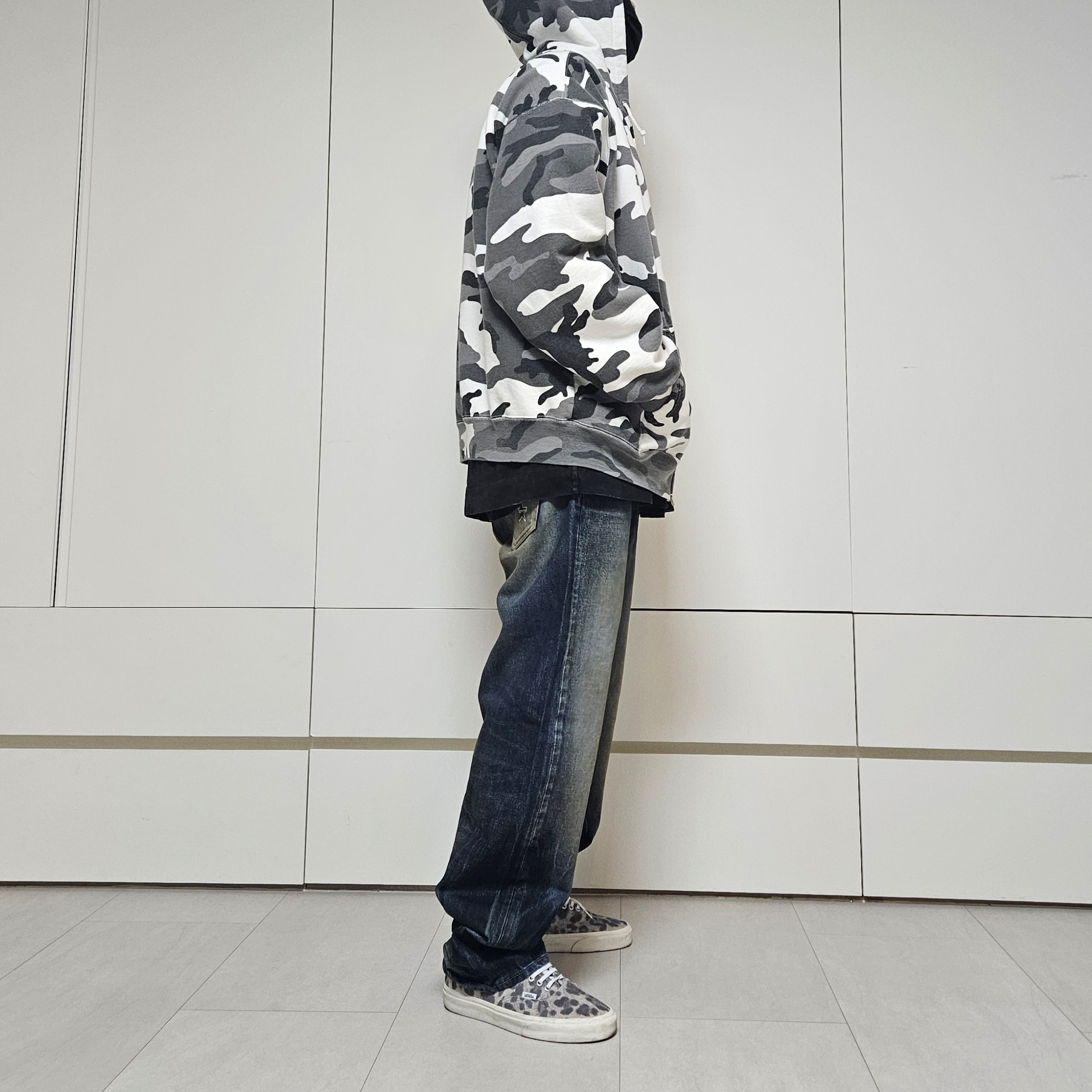 Supreme Distressed Loose Fit Selvedge Jean Washed Indigo - 25SS, Supreme Work Zip Up Hooded Sweatshirt Snow Camo - 24FW 착용 스타일 - 3