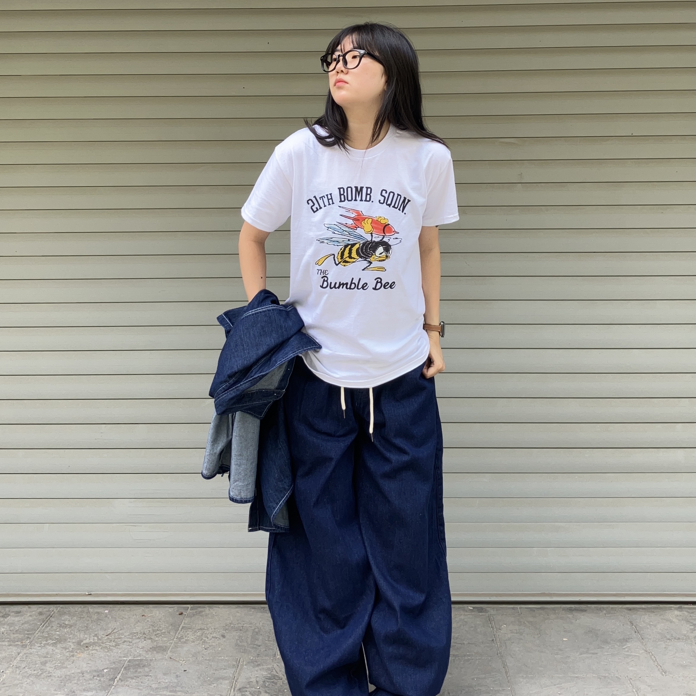Gildan X American Collection Bumble Bee T-Shirt White 착용 스타일 - 6