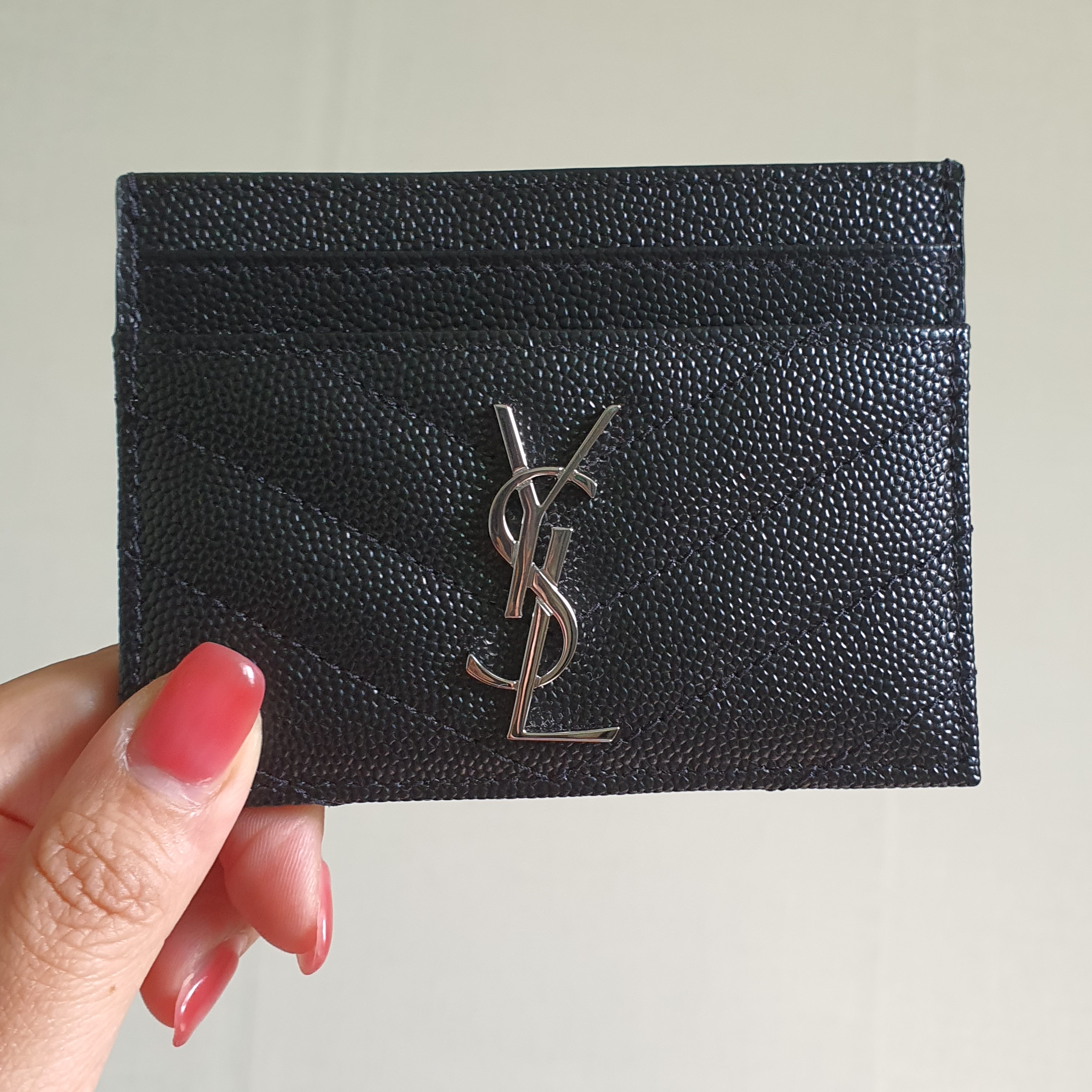 Saint Laurent Cassandre Matelasse Card Case in Grain De Poudre Embossed Leather Black 착용 스타일 - 2