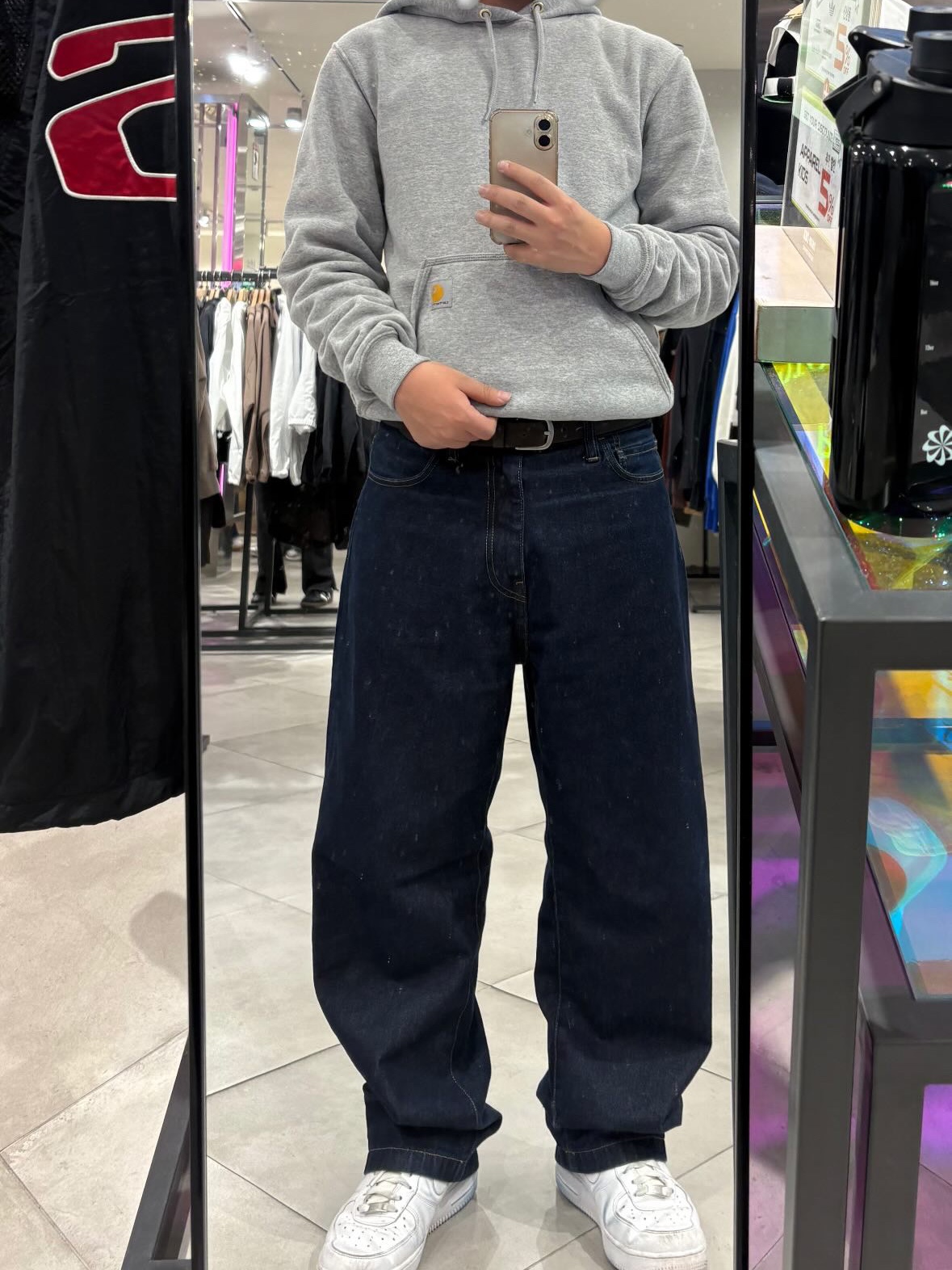 Carhartt Loose Fit Midweight Regular Hoodie Heather Grey, Carhartt WIP Robertson Denim Landon Pants Blue Rinsed 착용 스타일 - 2