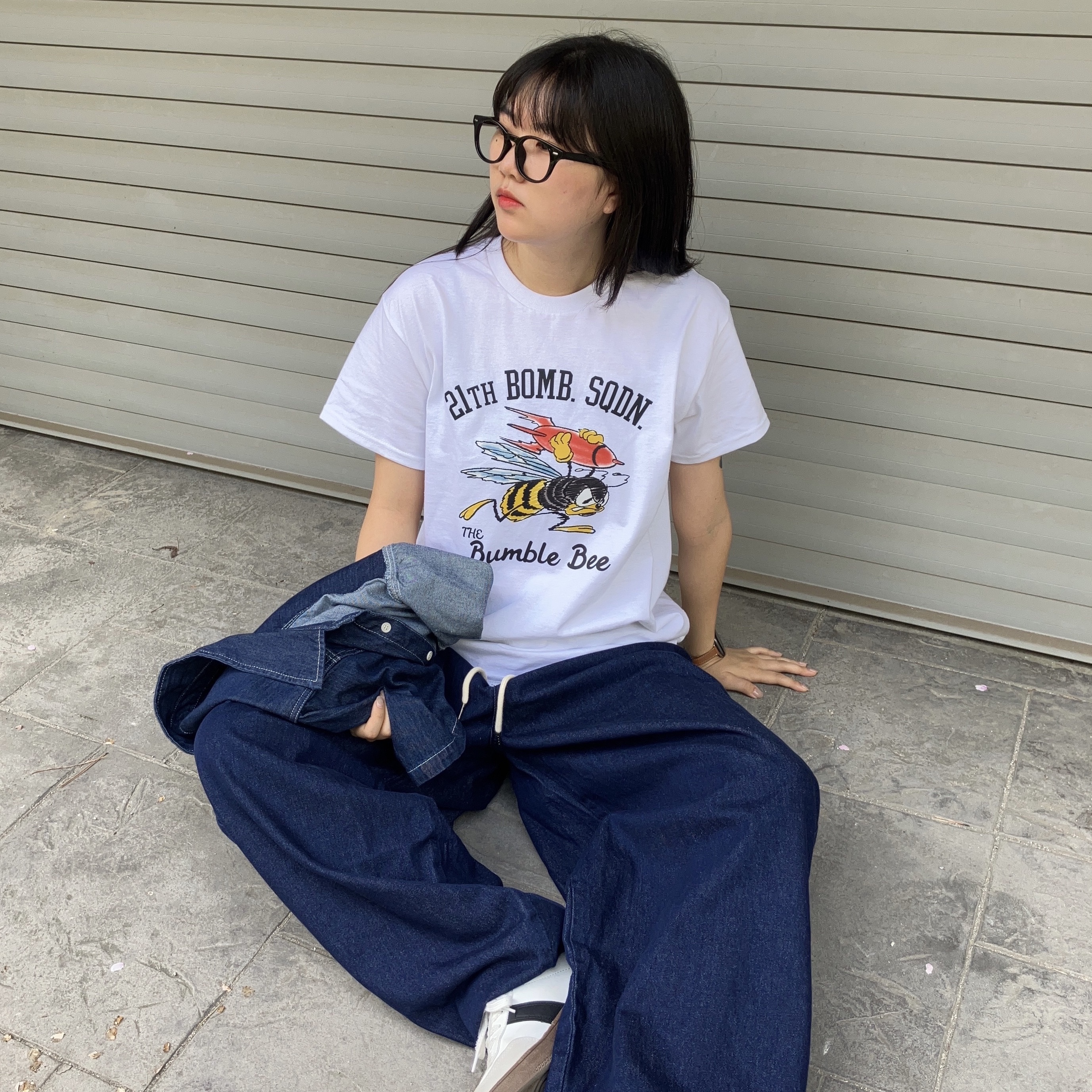 Gildan X American Collection Bumble Bee T-Shirt White 착용 스타일 - 3