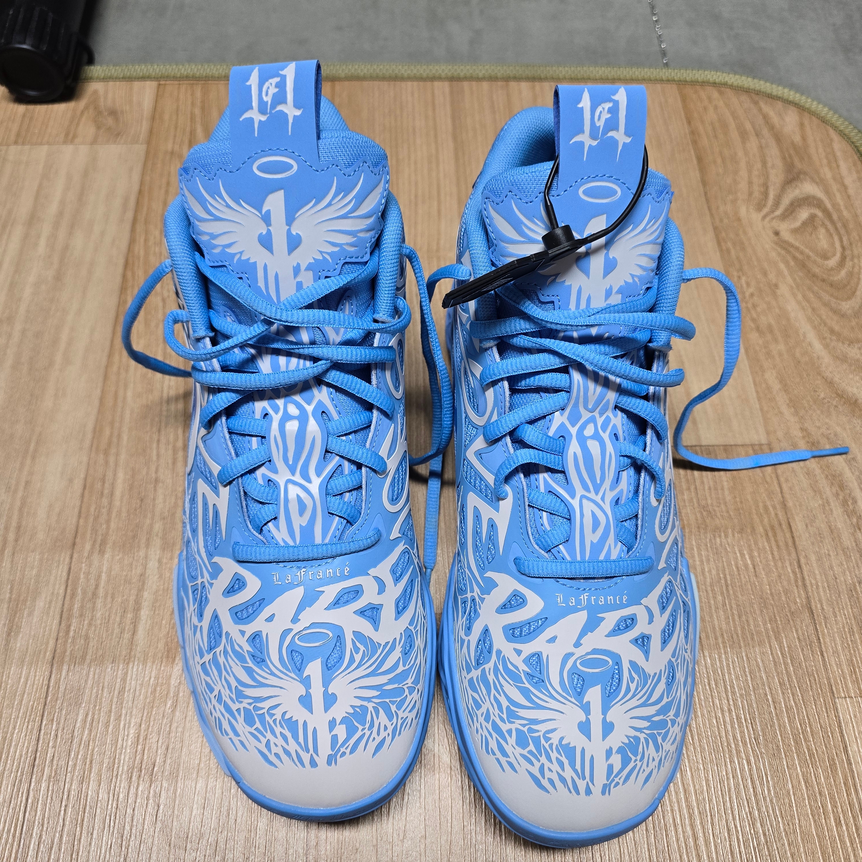 Puma MB.04 Lamelo Ball LaFrance Team Light Blue Cool Mid Gray 착용 스타일 - 4