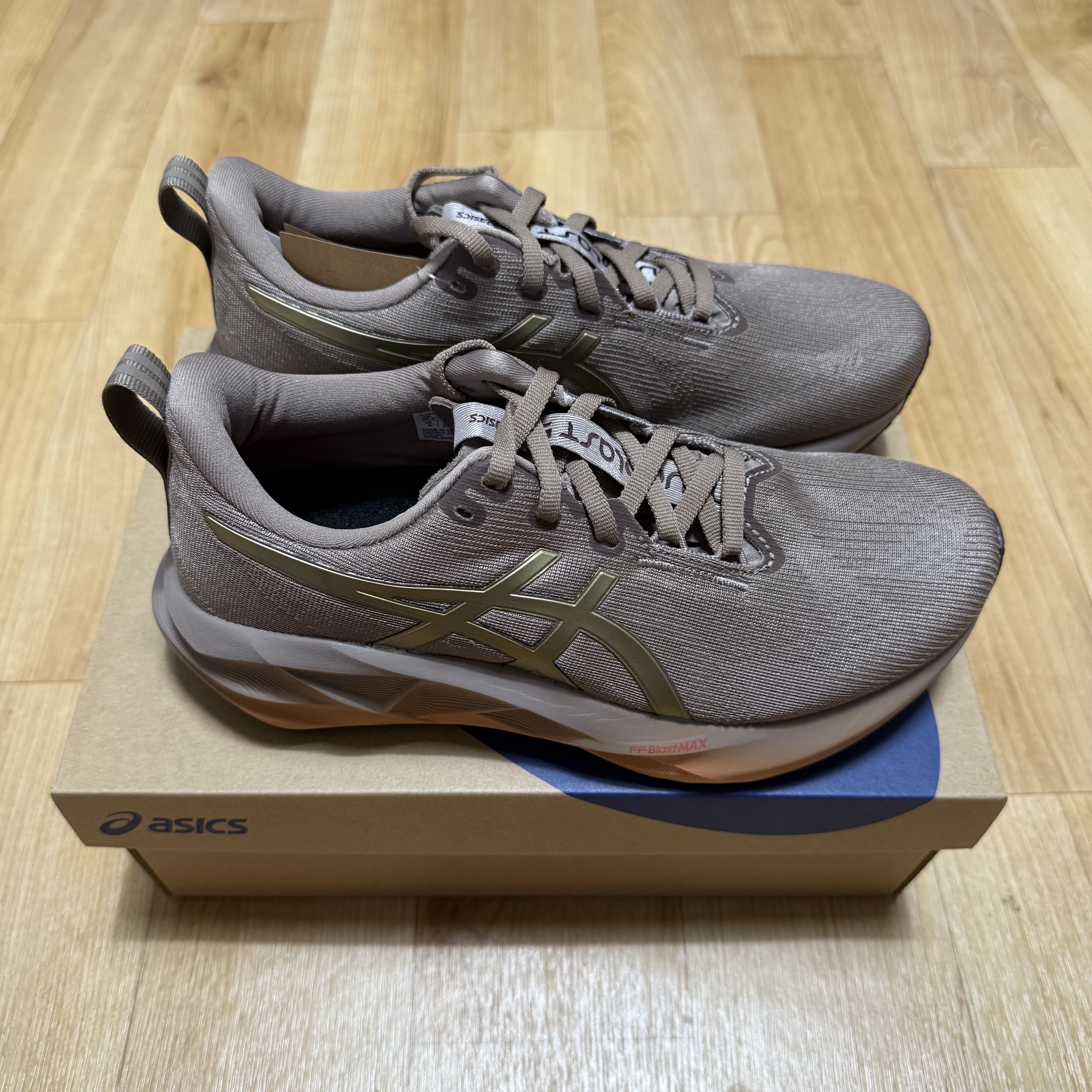 Asics Novablast 5 Luxe Taupe Grey 착용 스타일 - 4