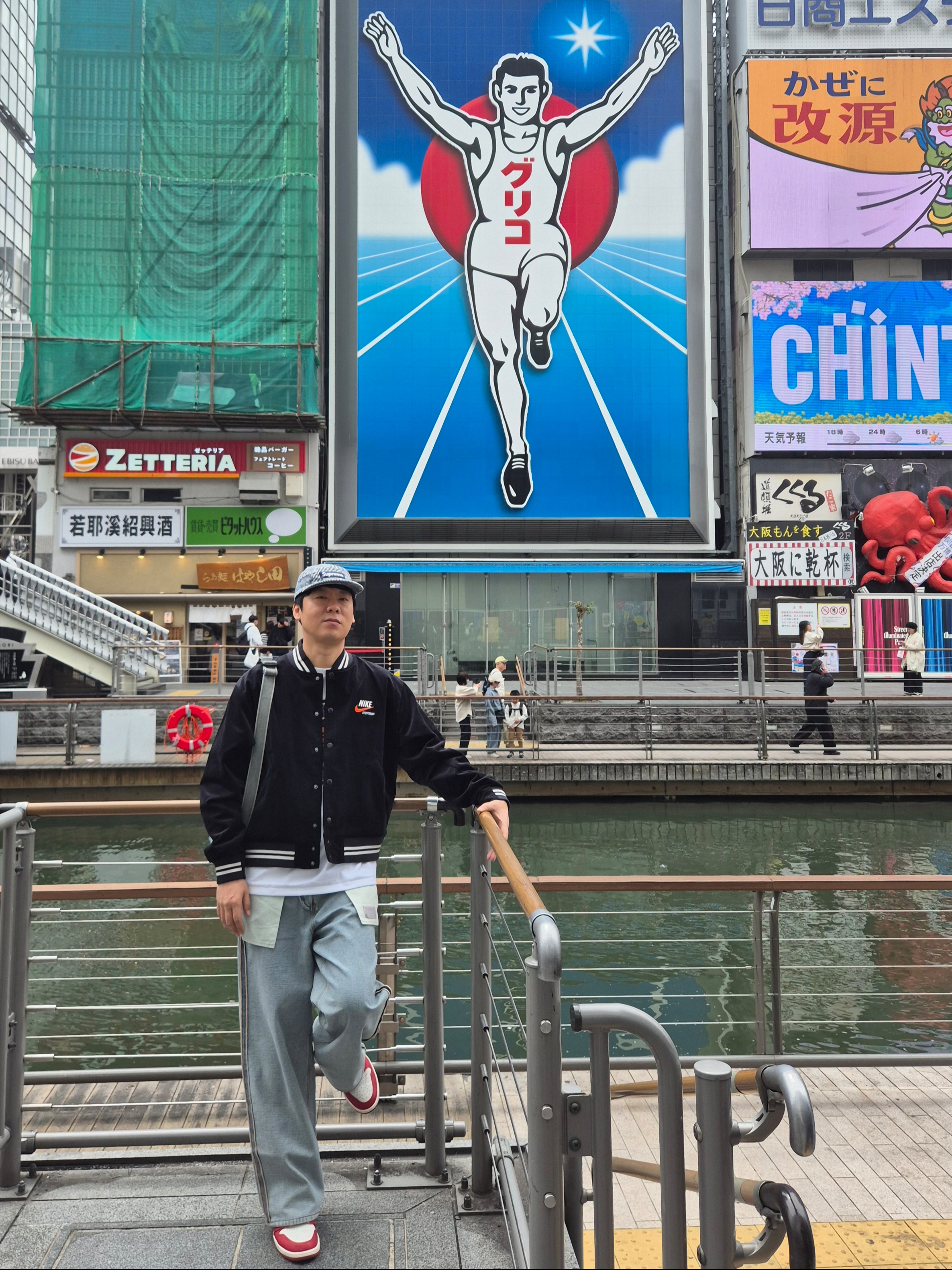 BAPE Neon Camo Milo Busy Works T-Shirt White, Jordan 1 Retro High OG Chicago 2022 착용 스타일 - 4